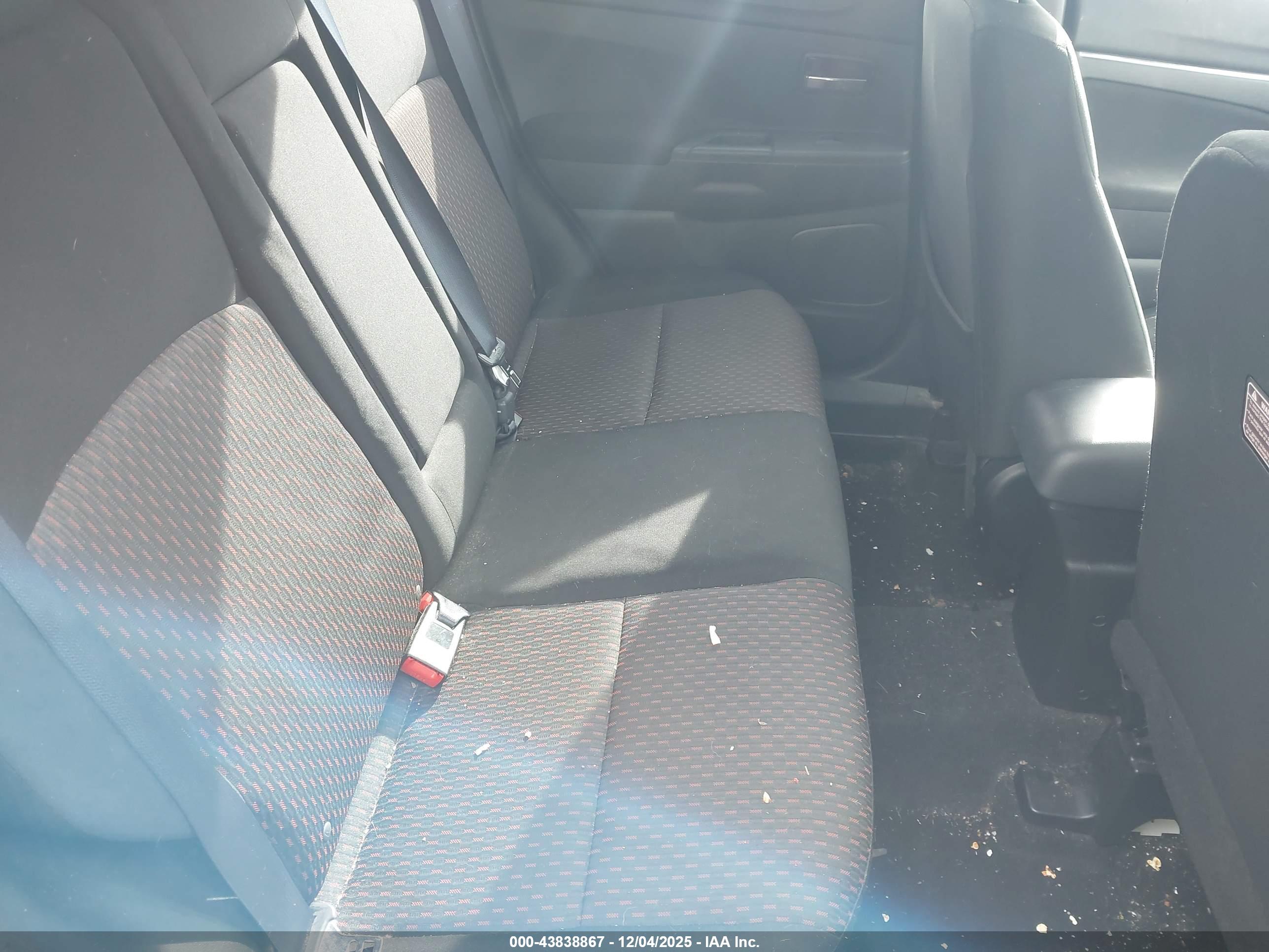 MITSUBISHI OUTLANDER image 8