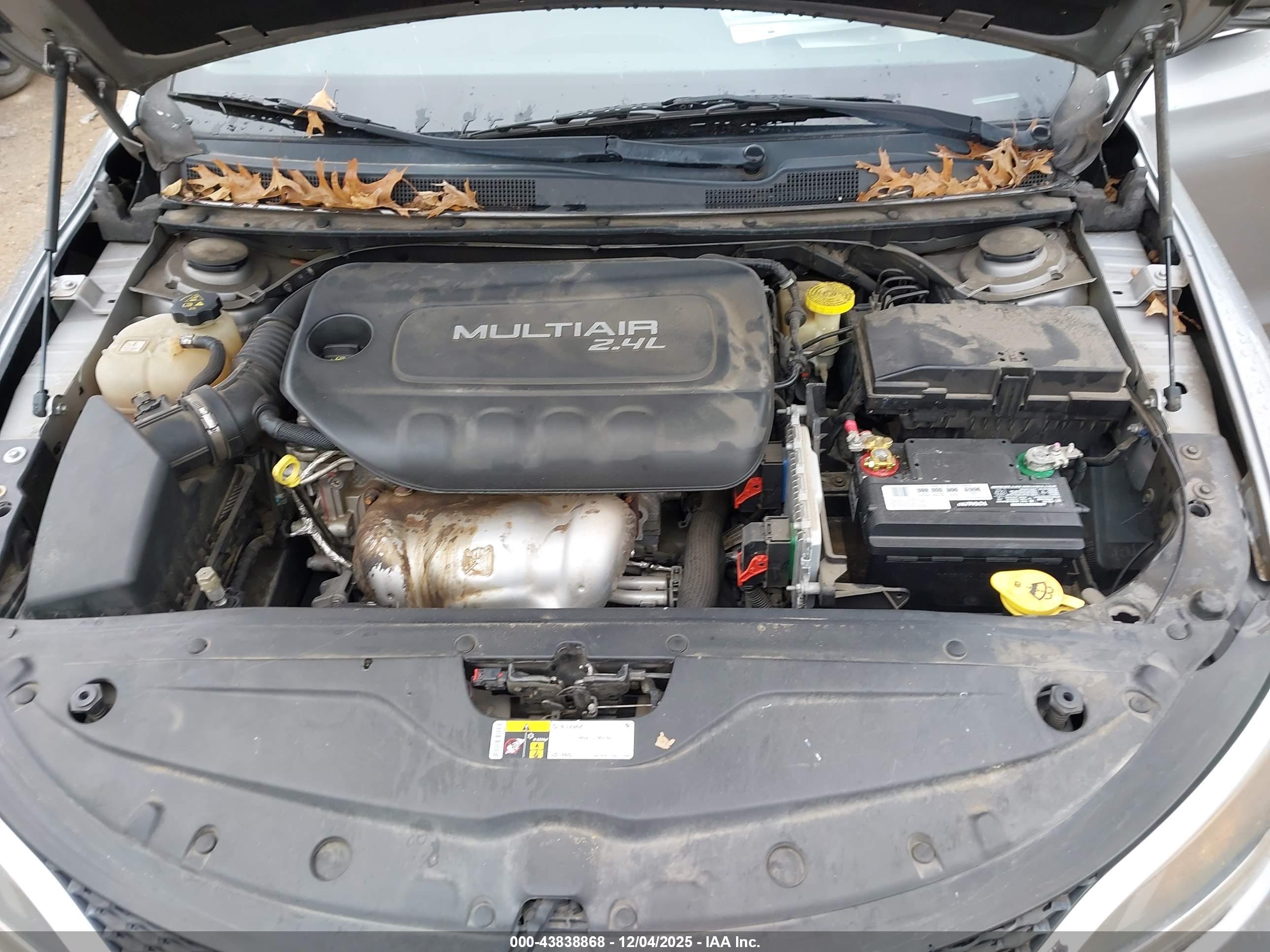 CHRYSLER 200 image 10