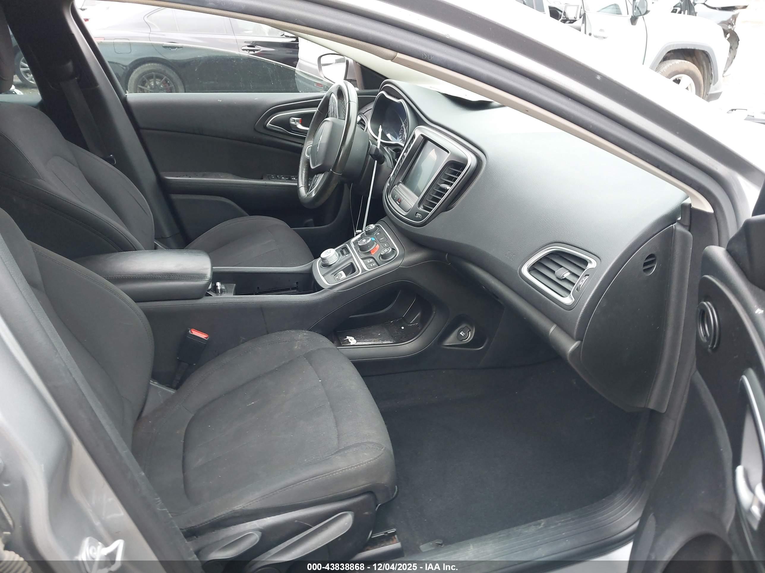 CHRYSLER 200 image 5