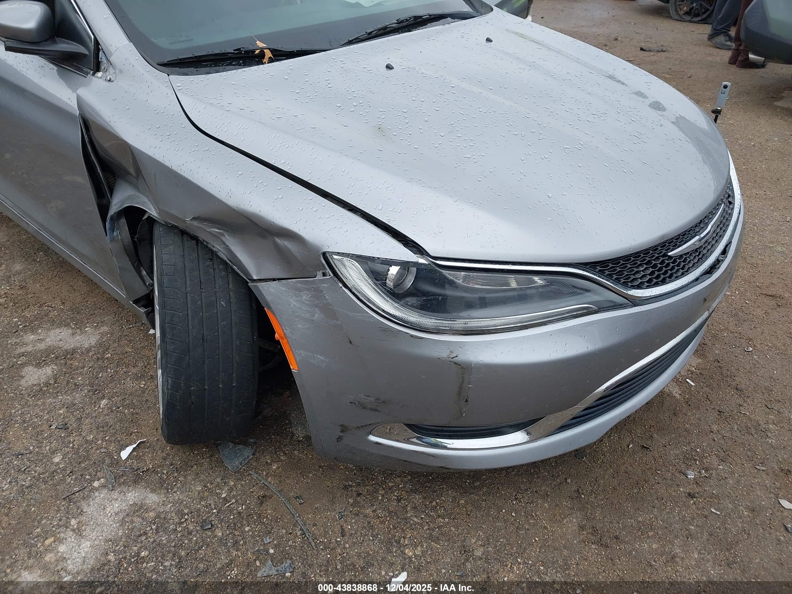 CHRYSLER 200 image 6