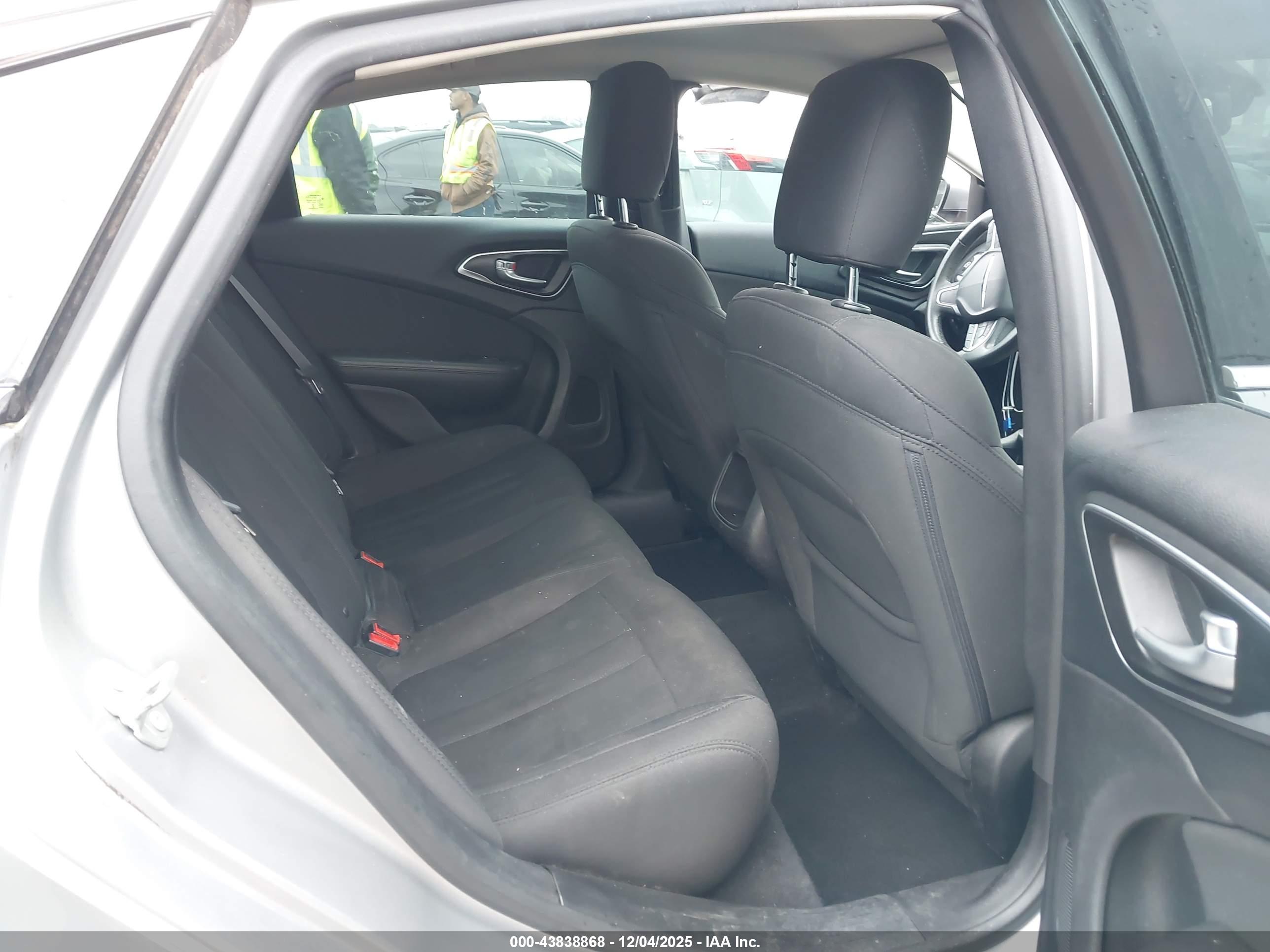 CHRYSLER 200 image 8