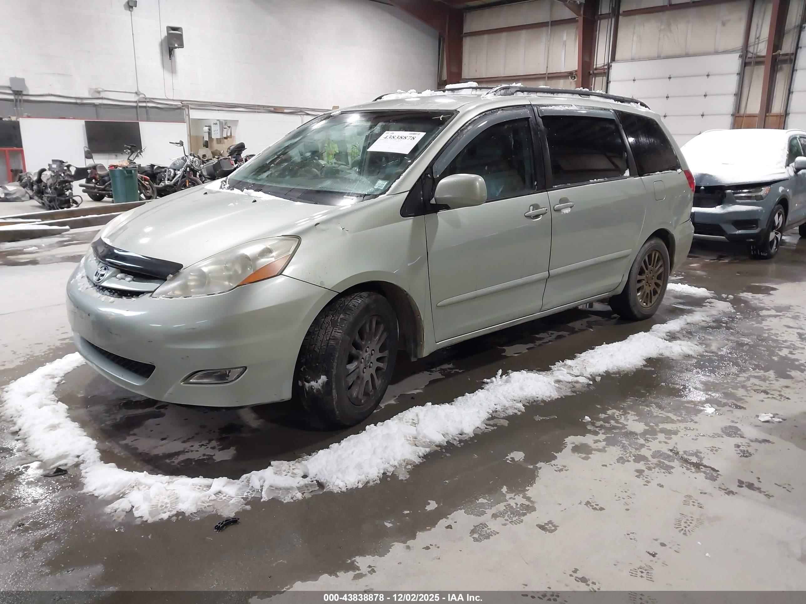 TOYOTA SIENNA image 2