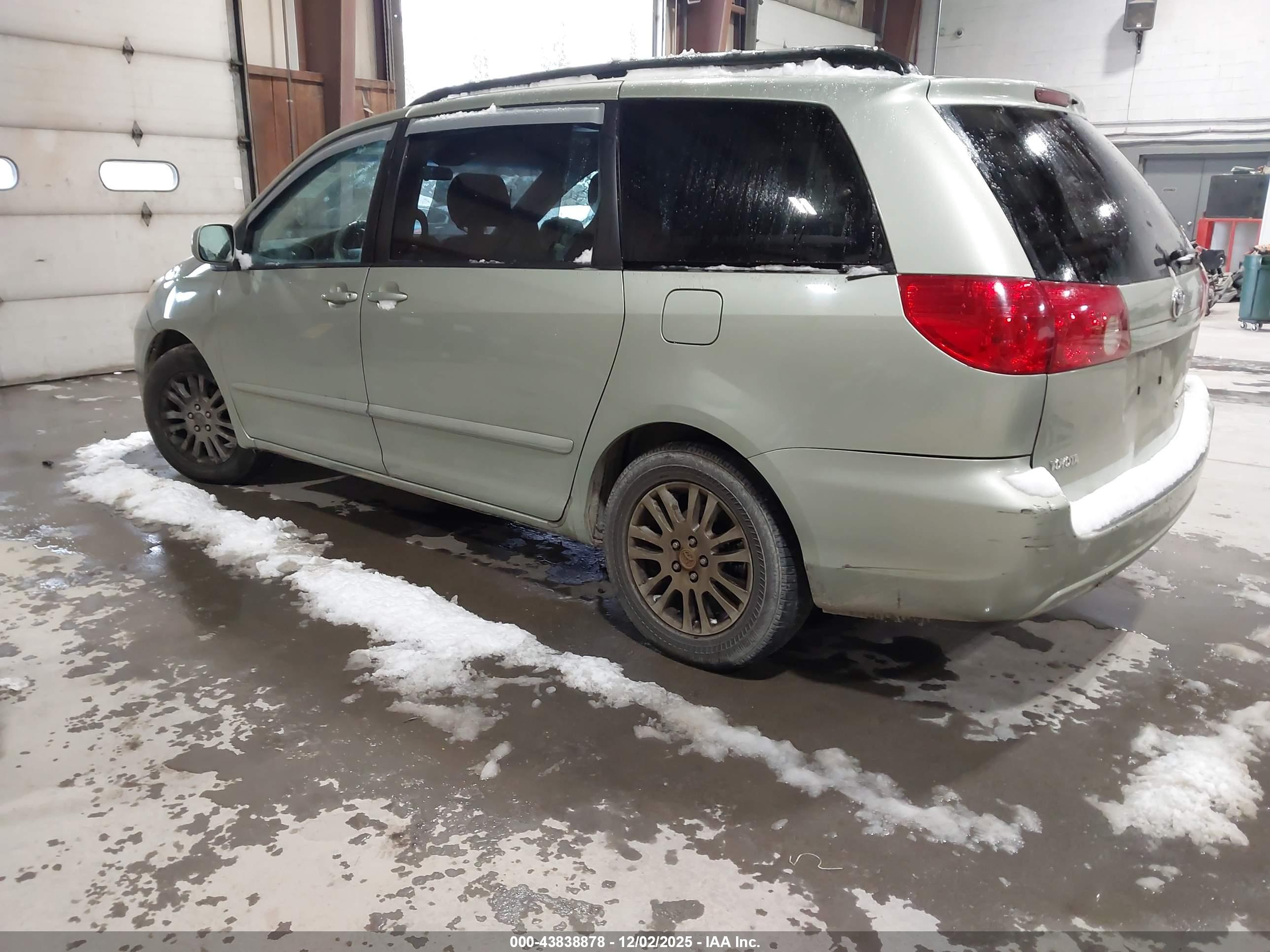 TOYOTA SIENNA image 3