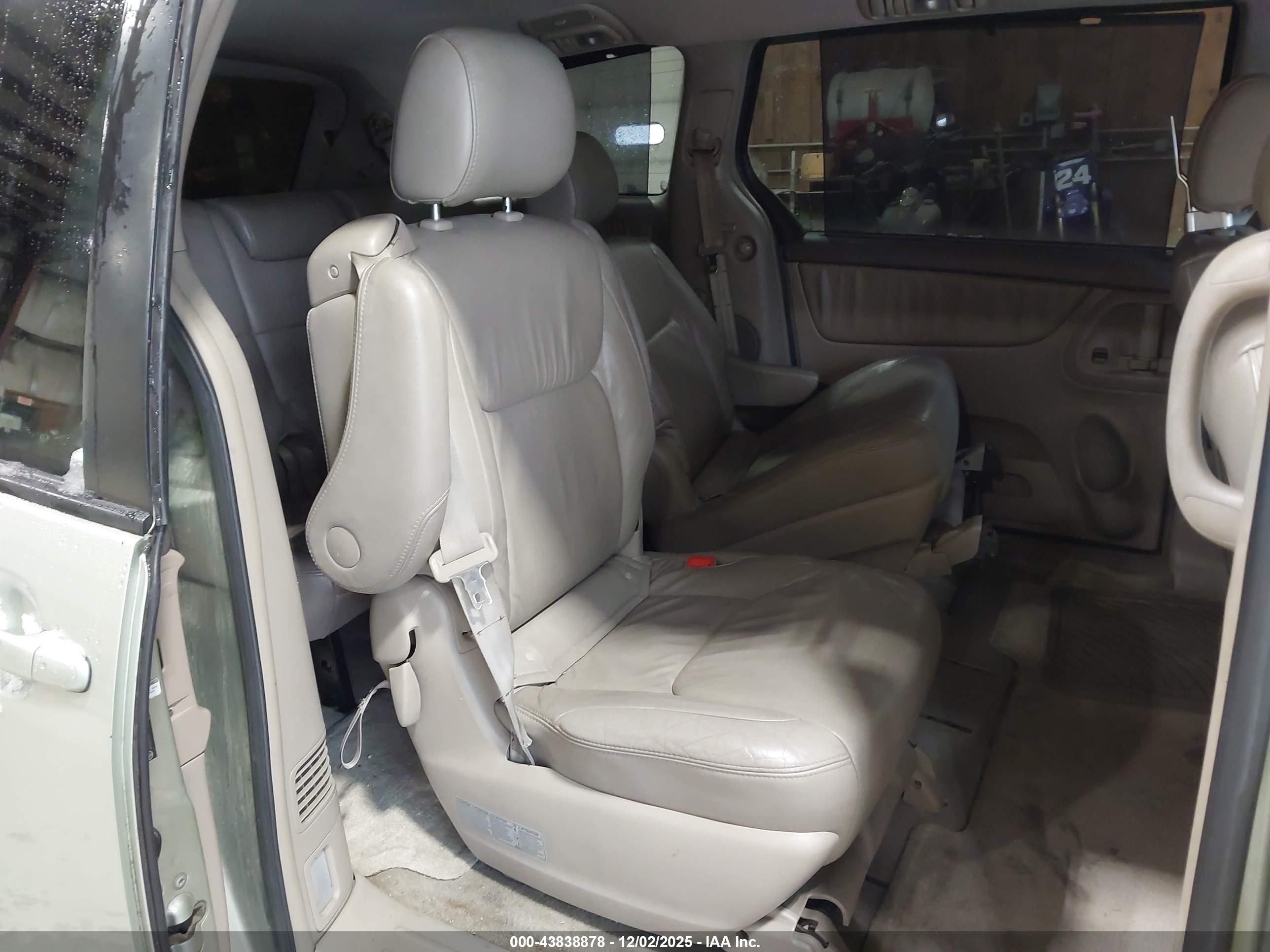 TOYOTA SIENNA image 8