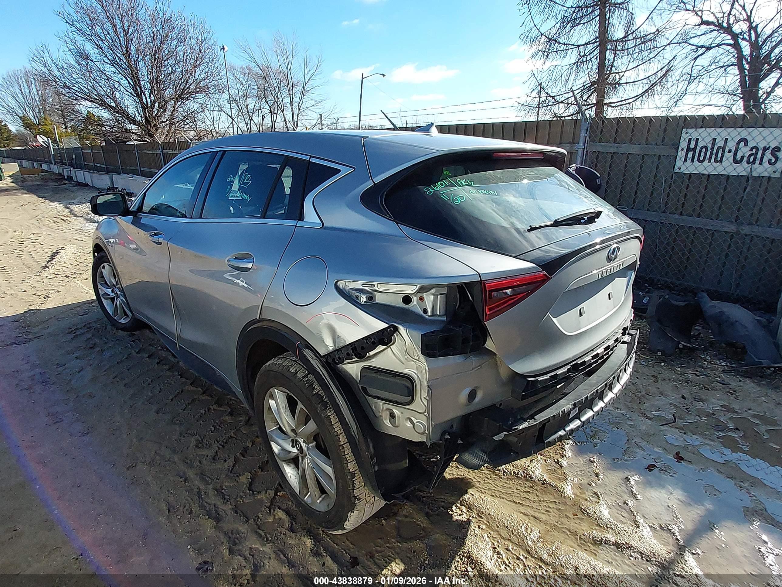 INFINITI QX30 image 3