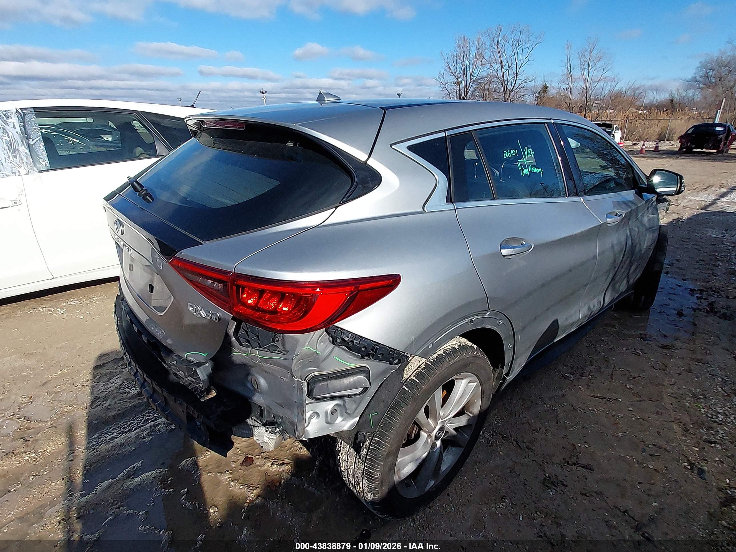 INFINITI QX30 image 4