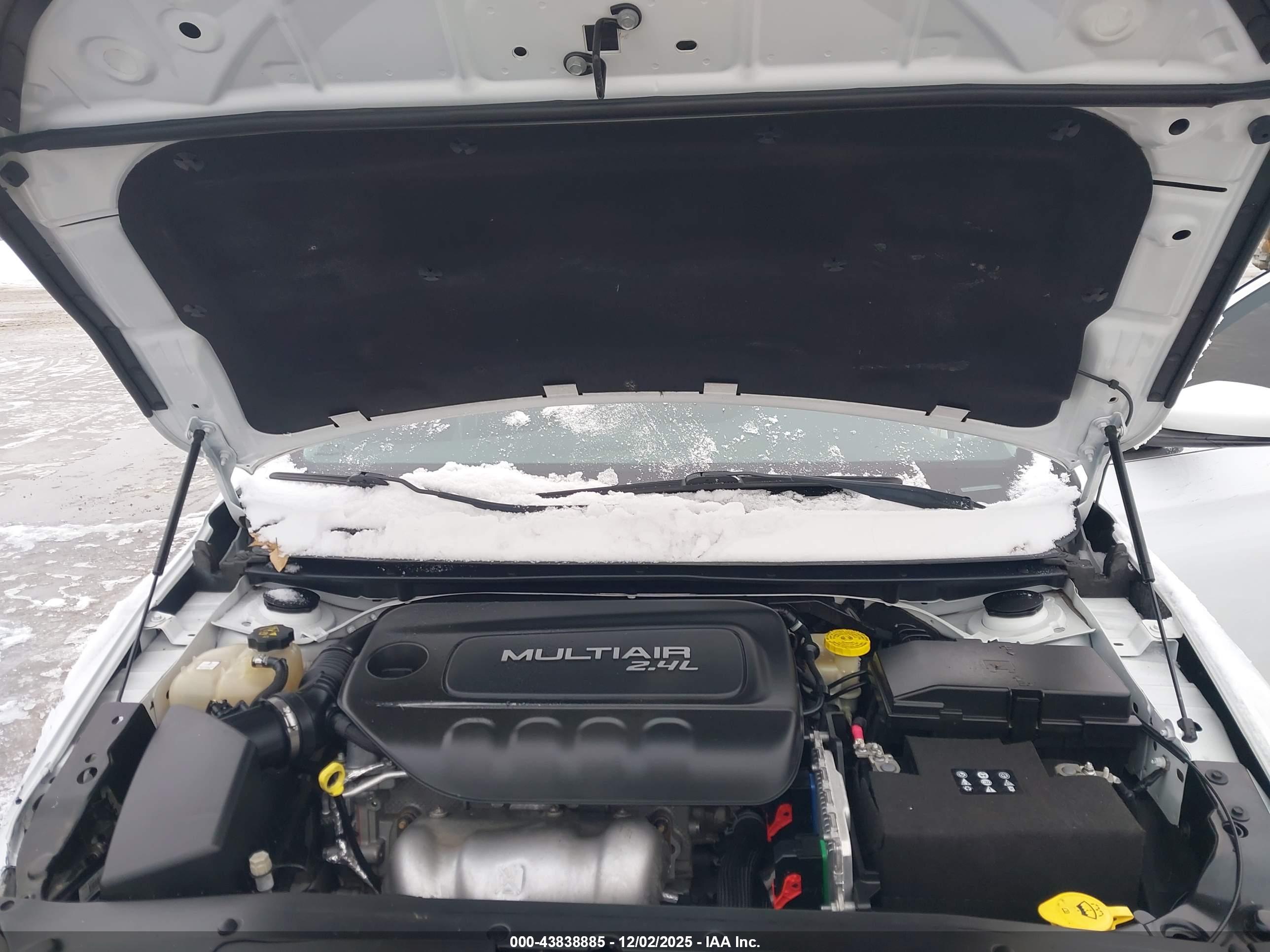 CHRYSLER 200 image 10