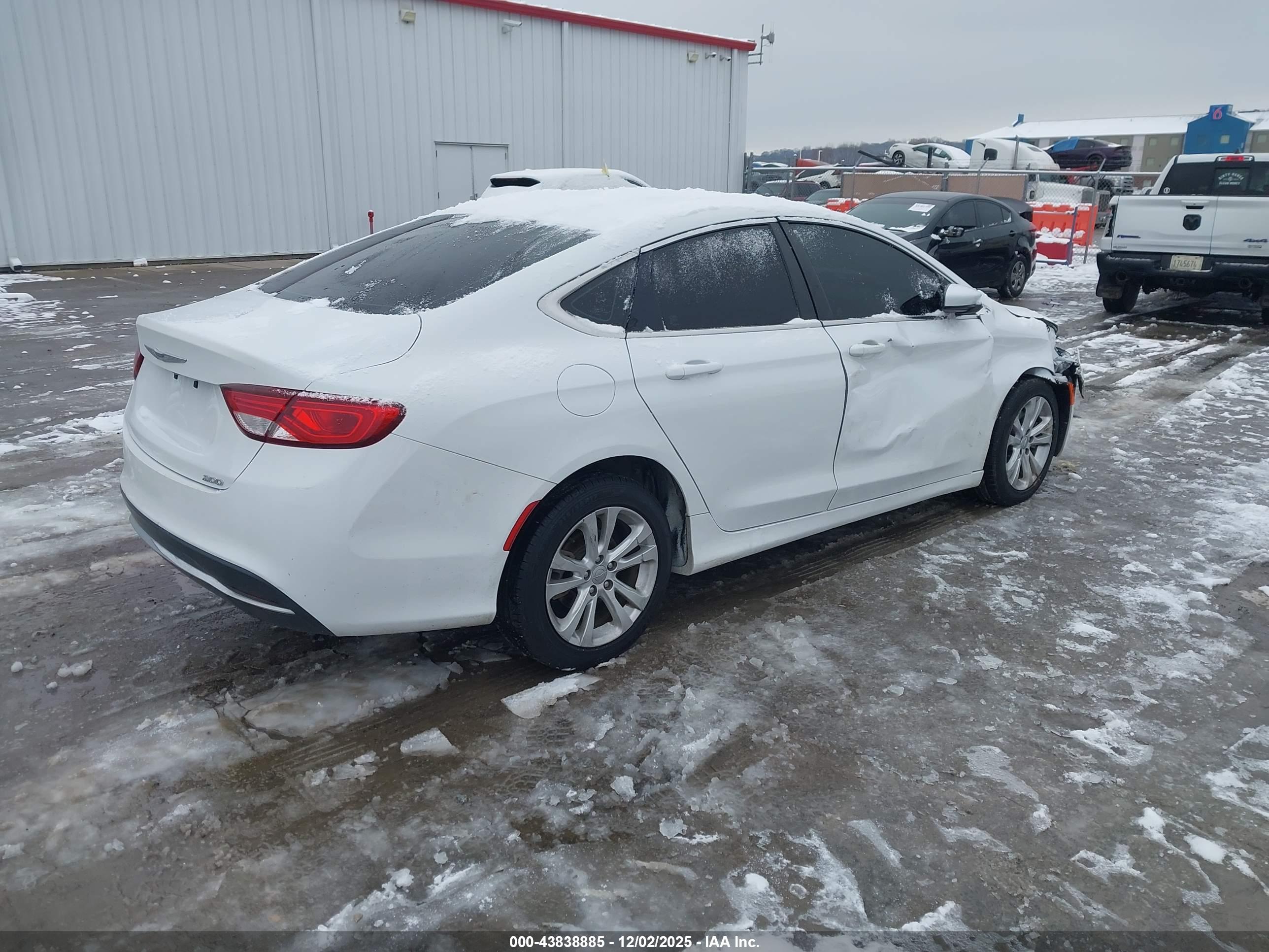CHRYSLER 200 image 4