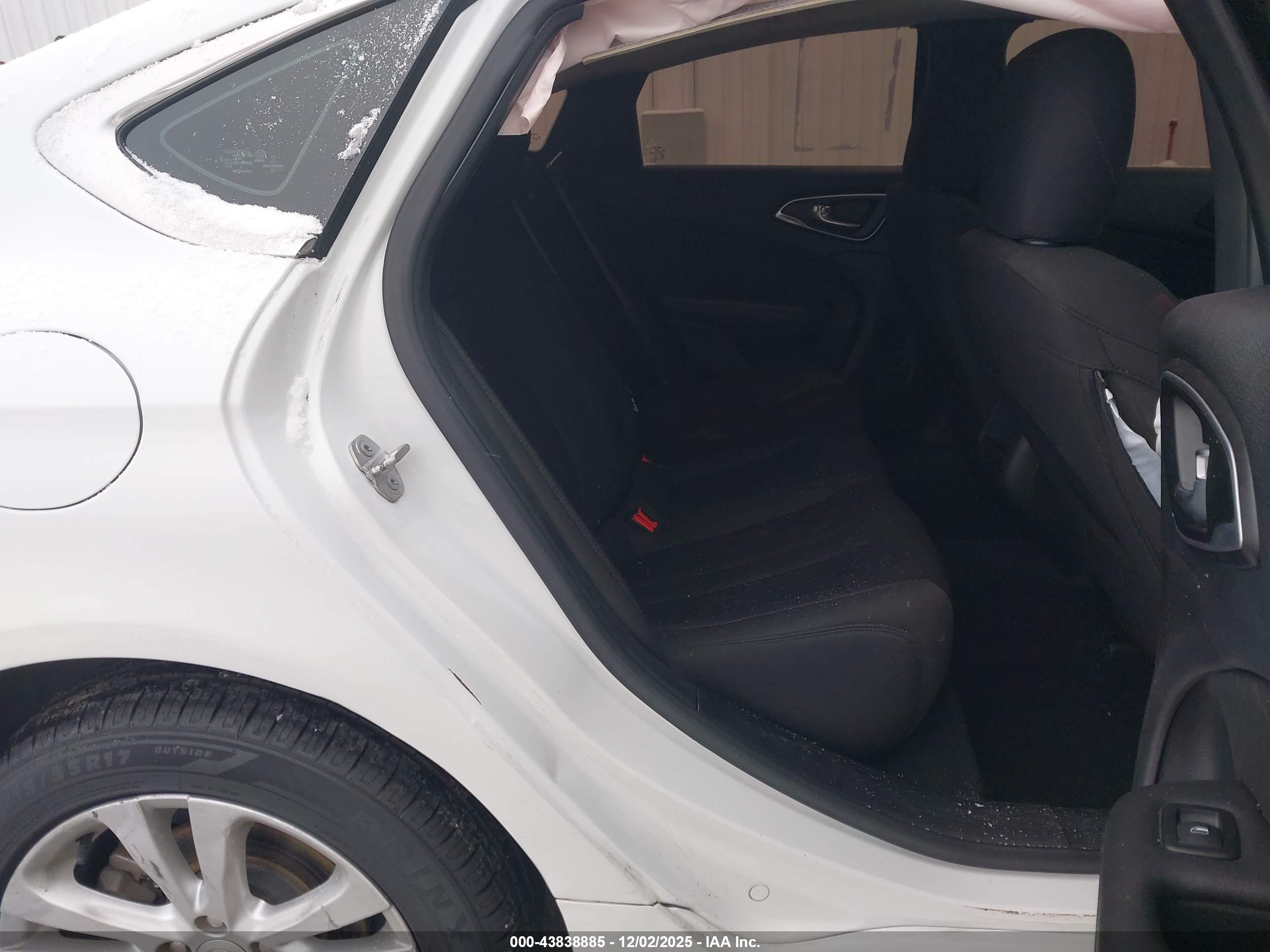 CHRYSLER 200 image 8