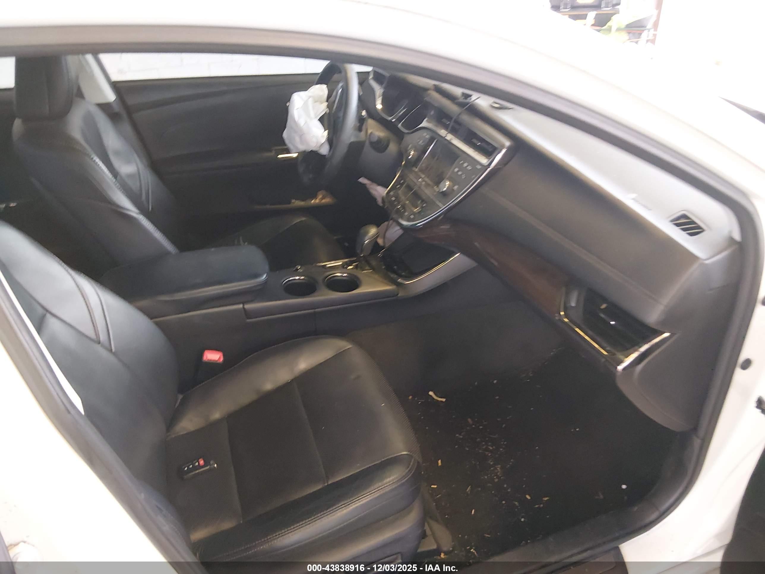 TOYOTA AVALON image 5