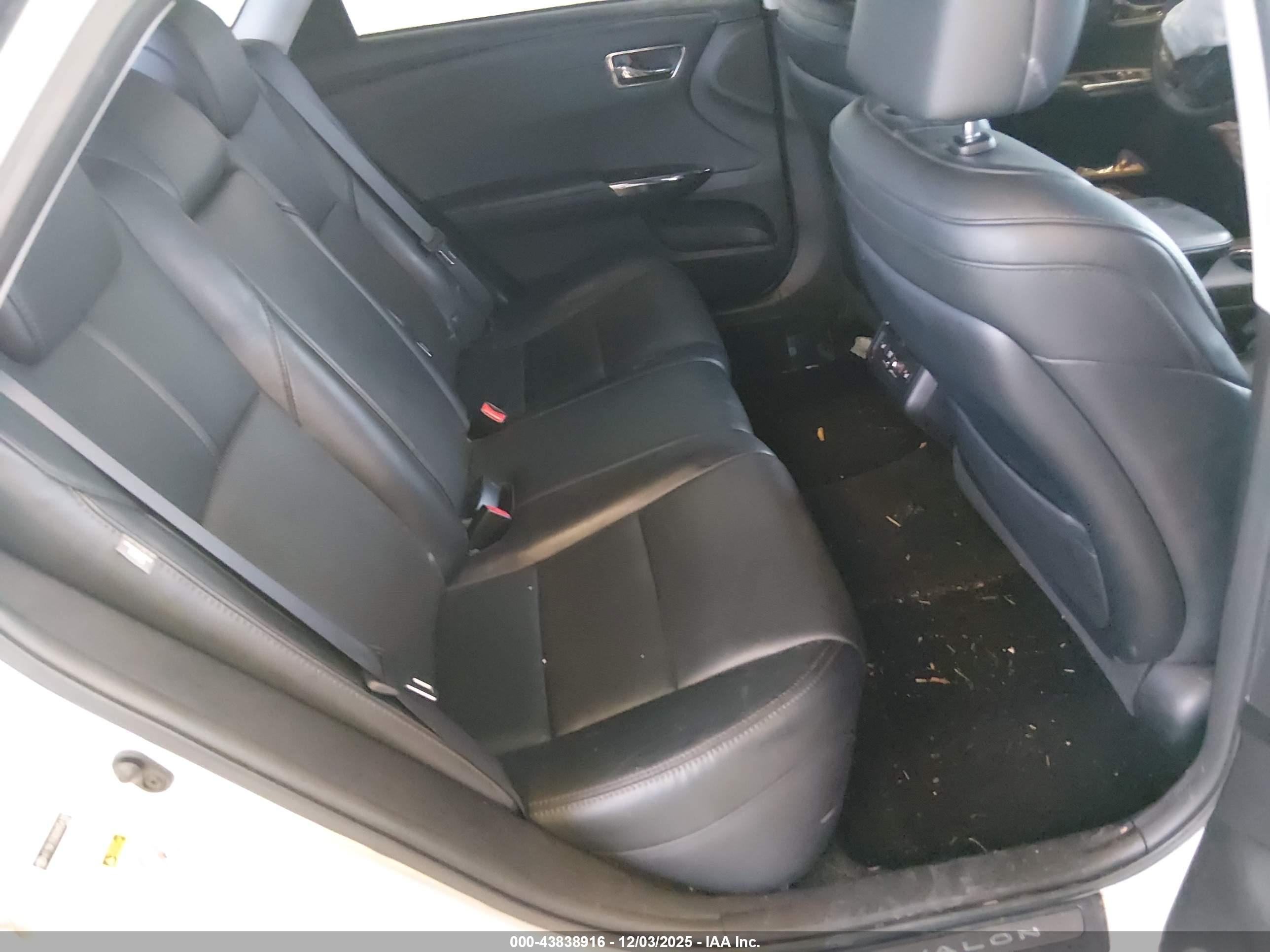 TOYOTA AVALON image 8
