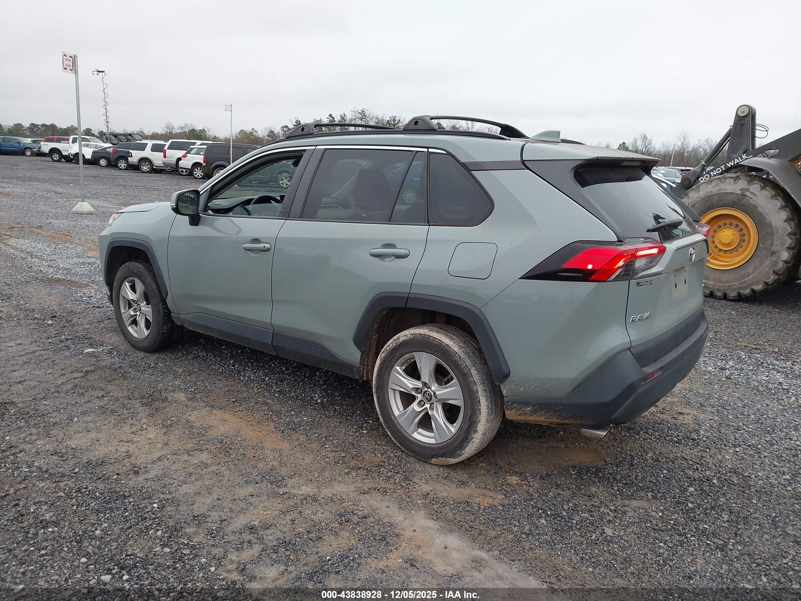 TOYOTA RAV4 image 3