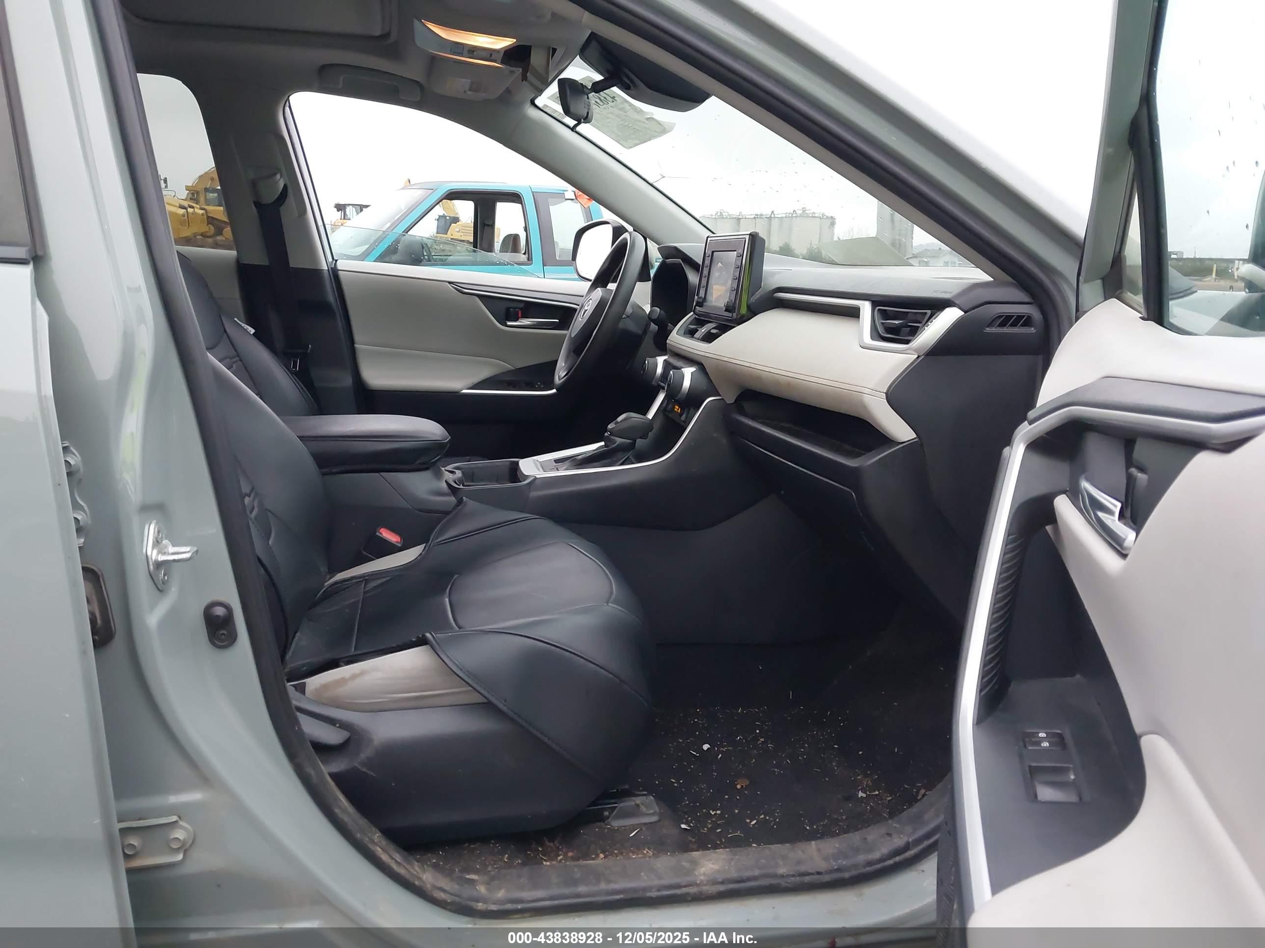 TOYOTA RAV4 image 5