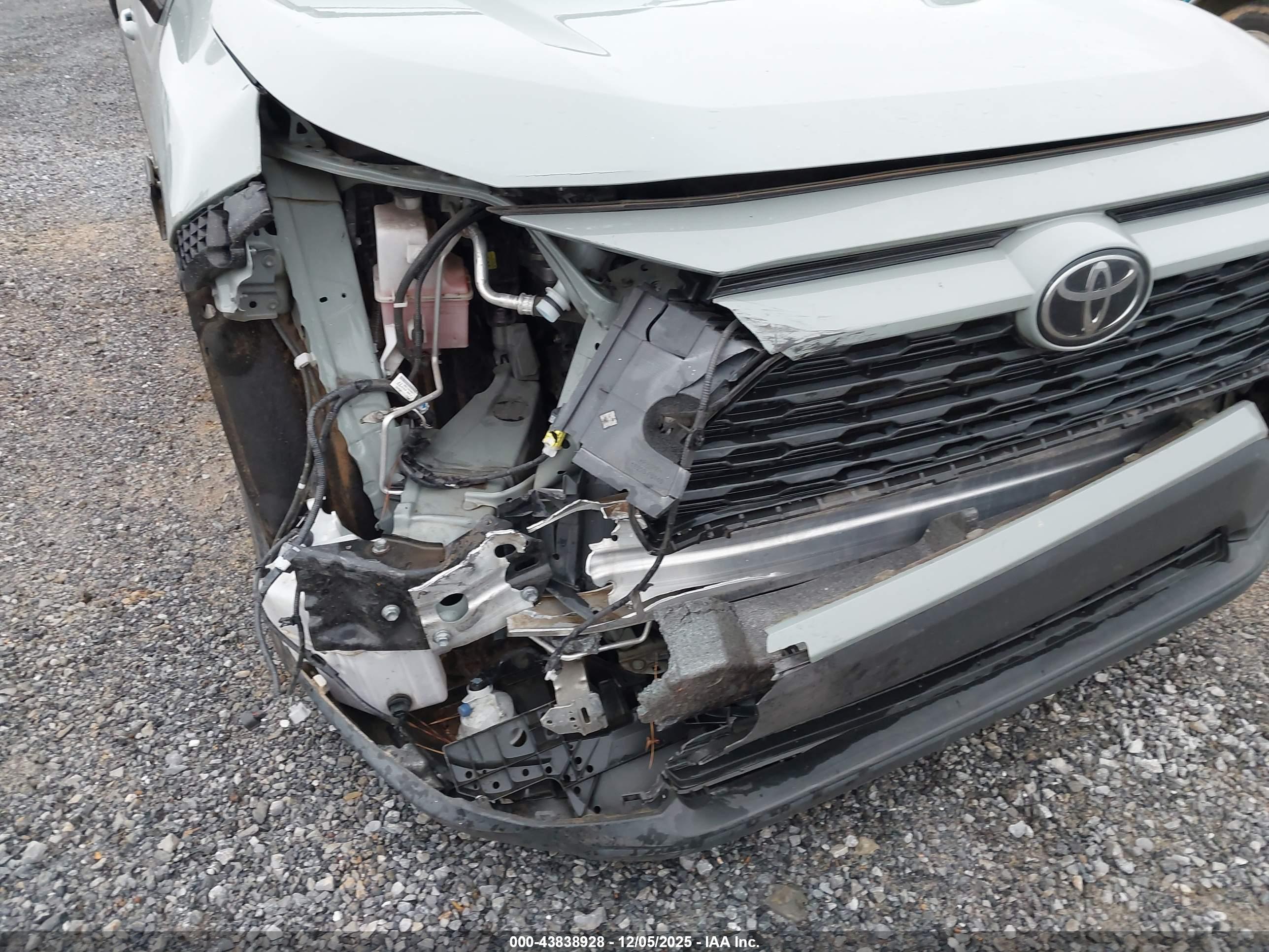 TOYOTA RAV4 image 6