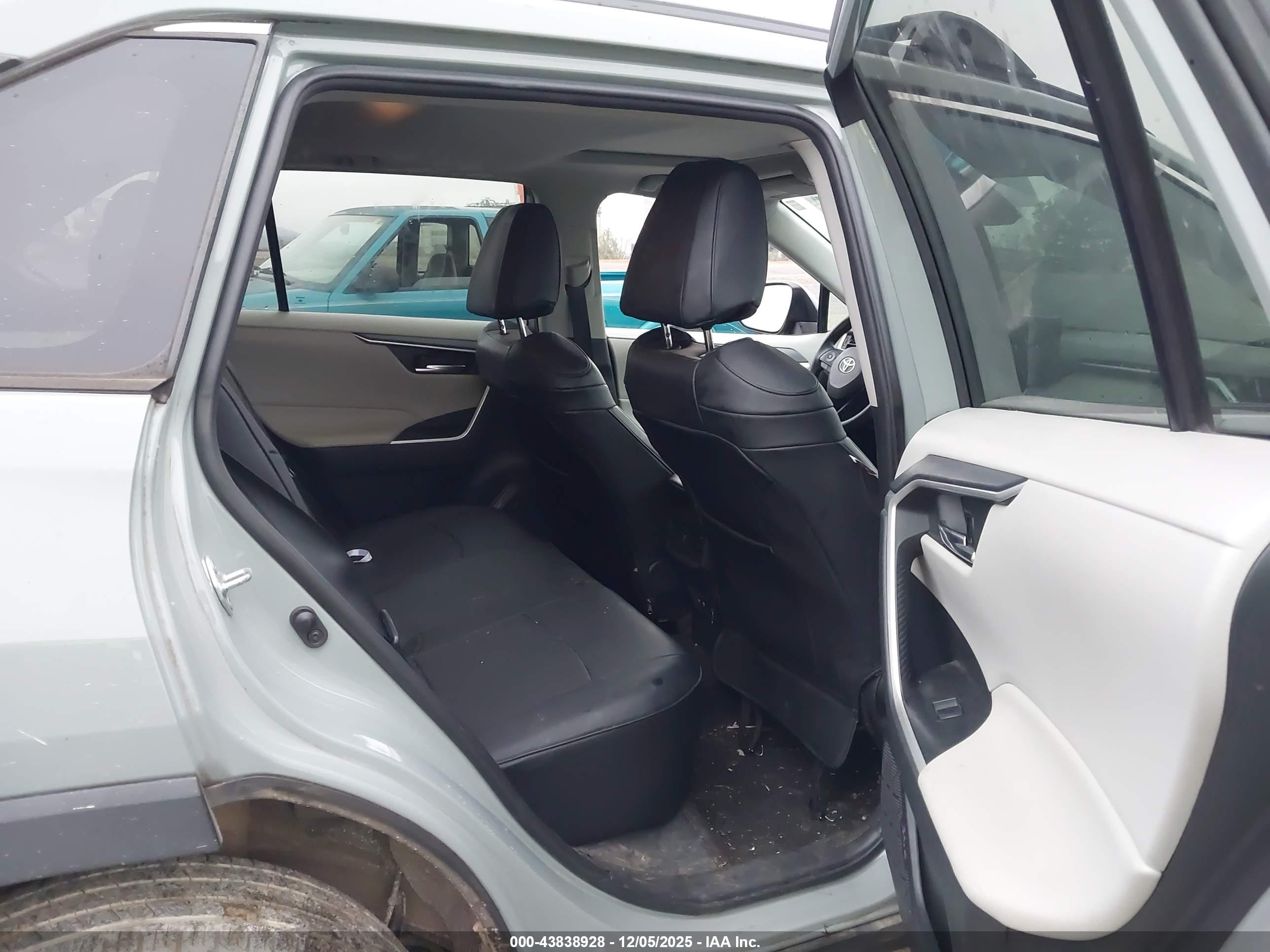 TOYOTA RAV4 image 8