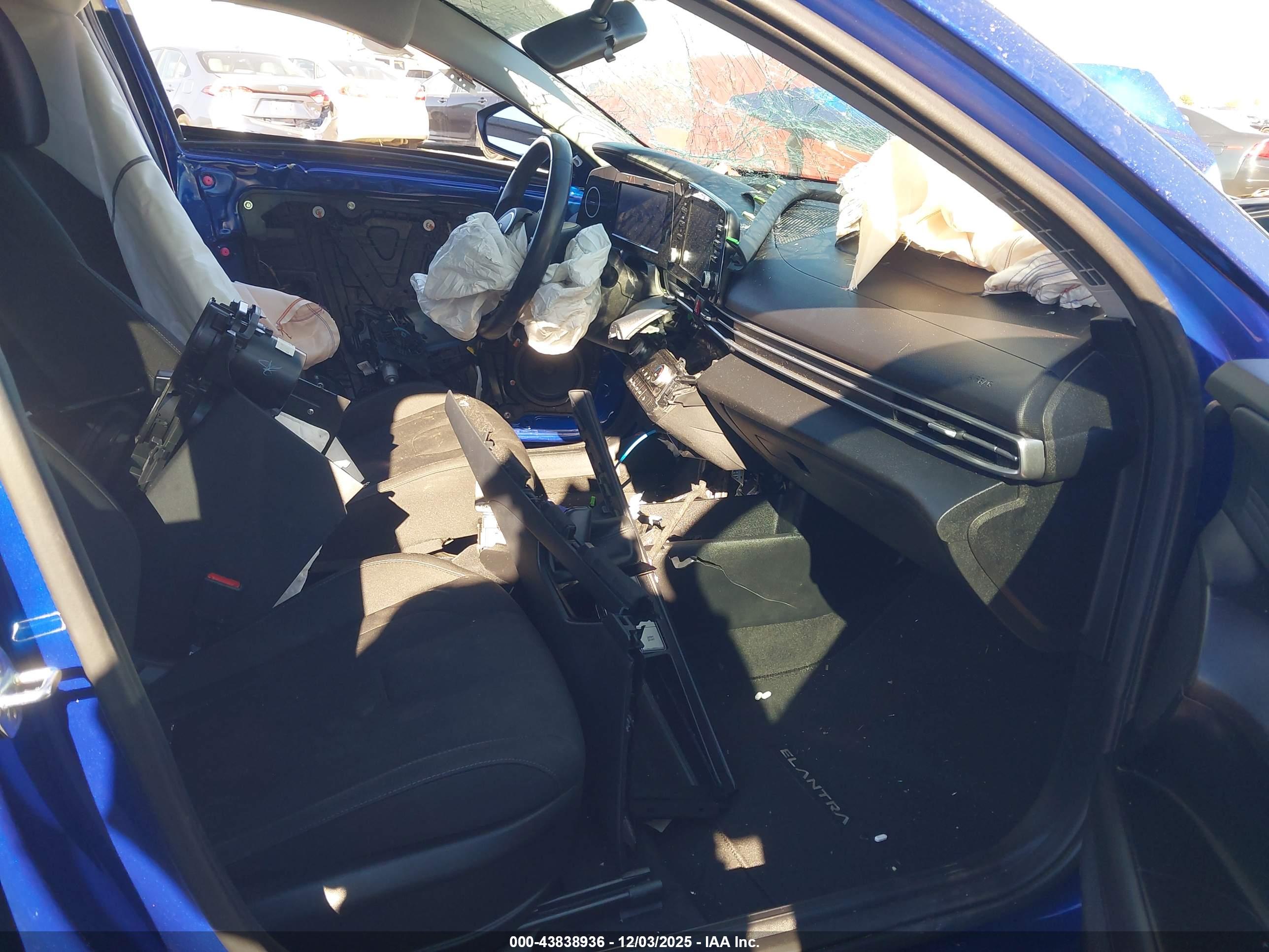 HYUNDAI ELANTRA image 5