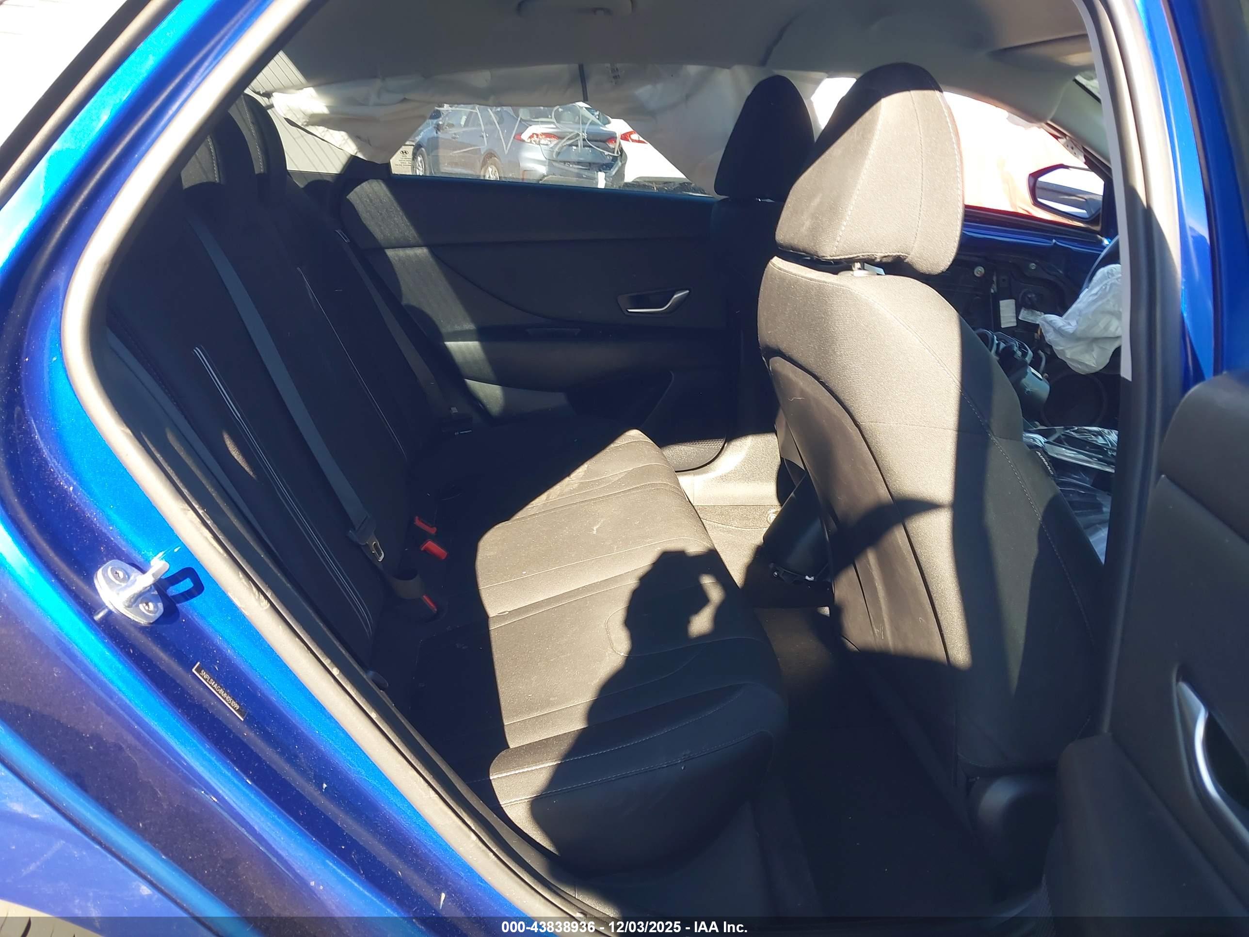 HYUNDAI ELANTRA image 8