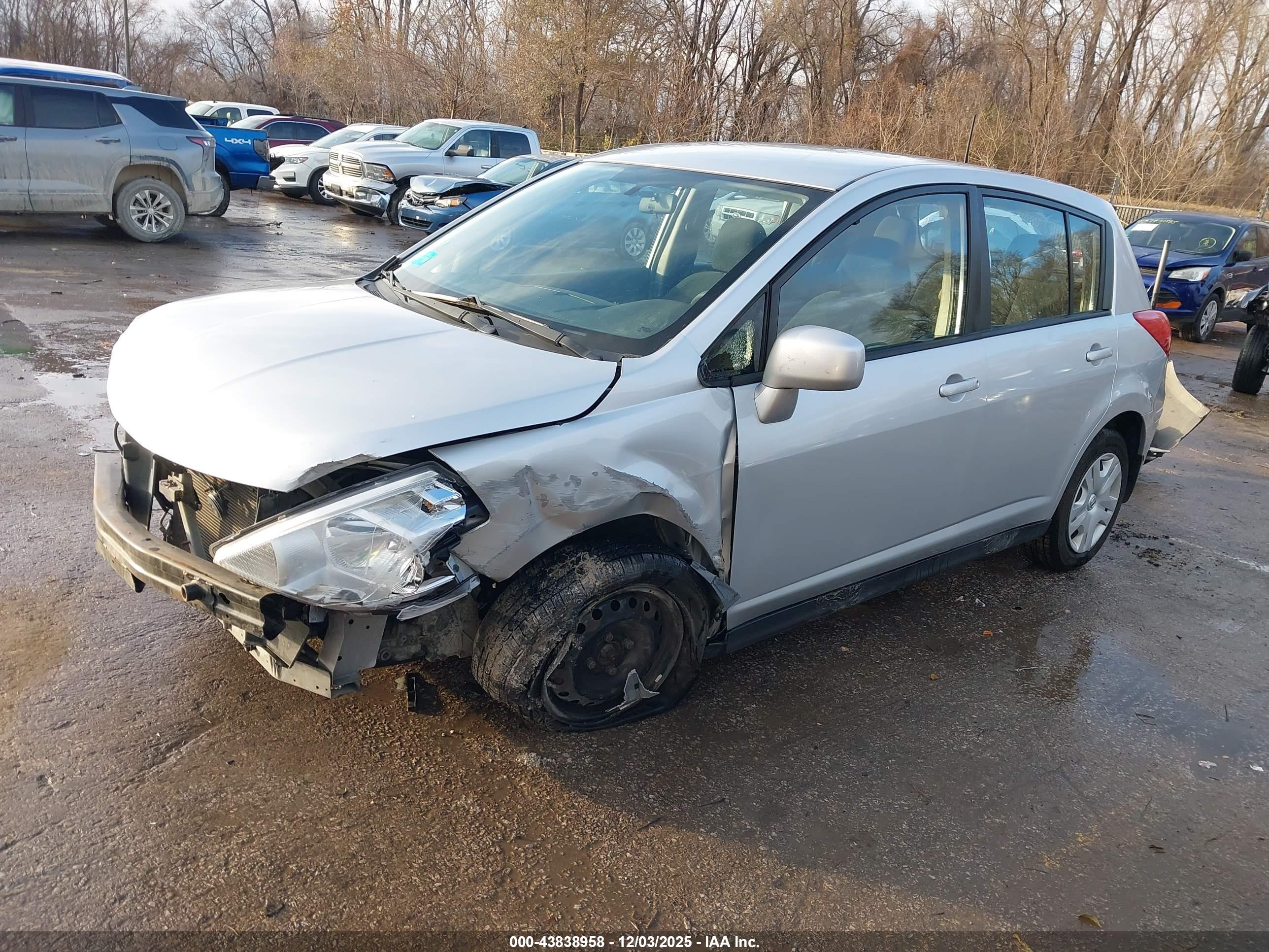 NISSAN VERSA image 2