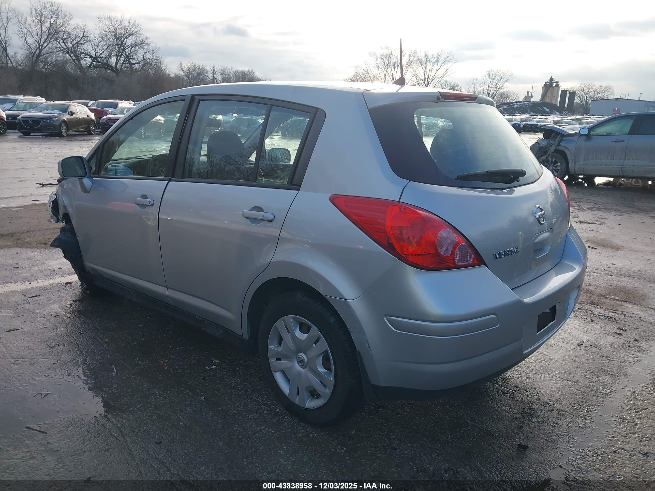 NISSAN VERSA image 3