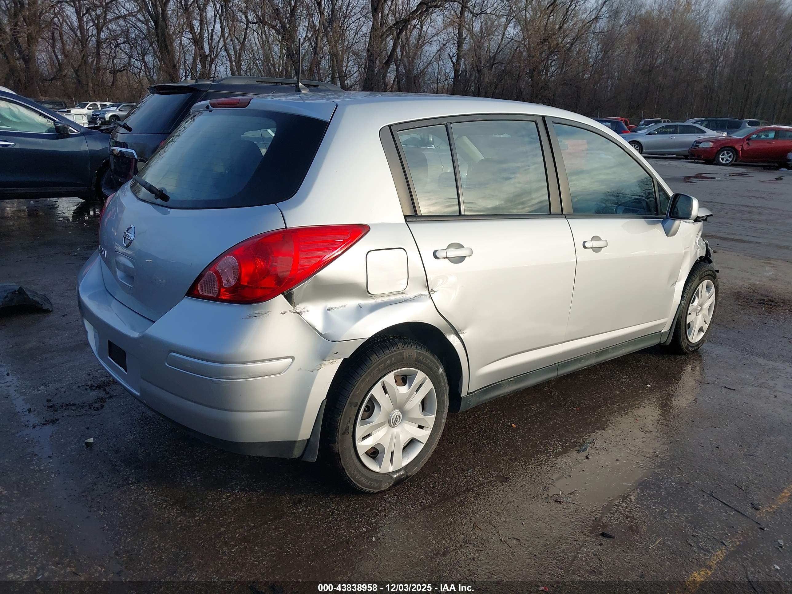 NISSAN VERSA image 4