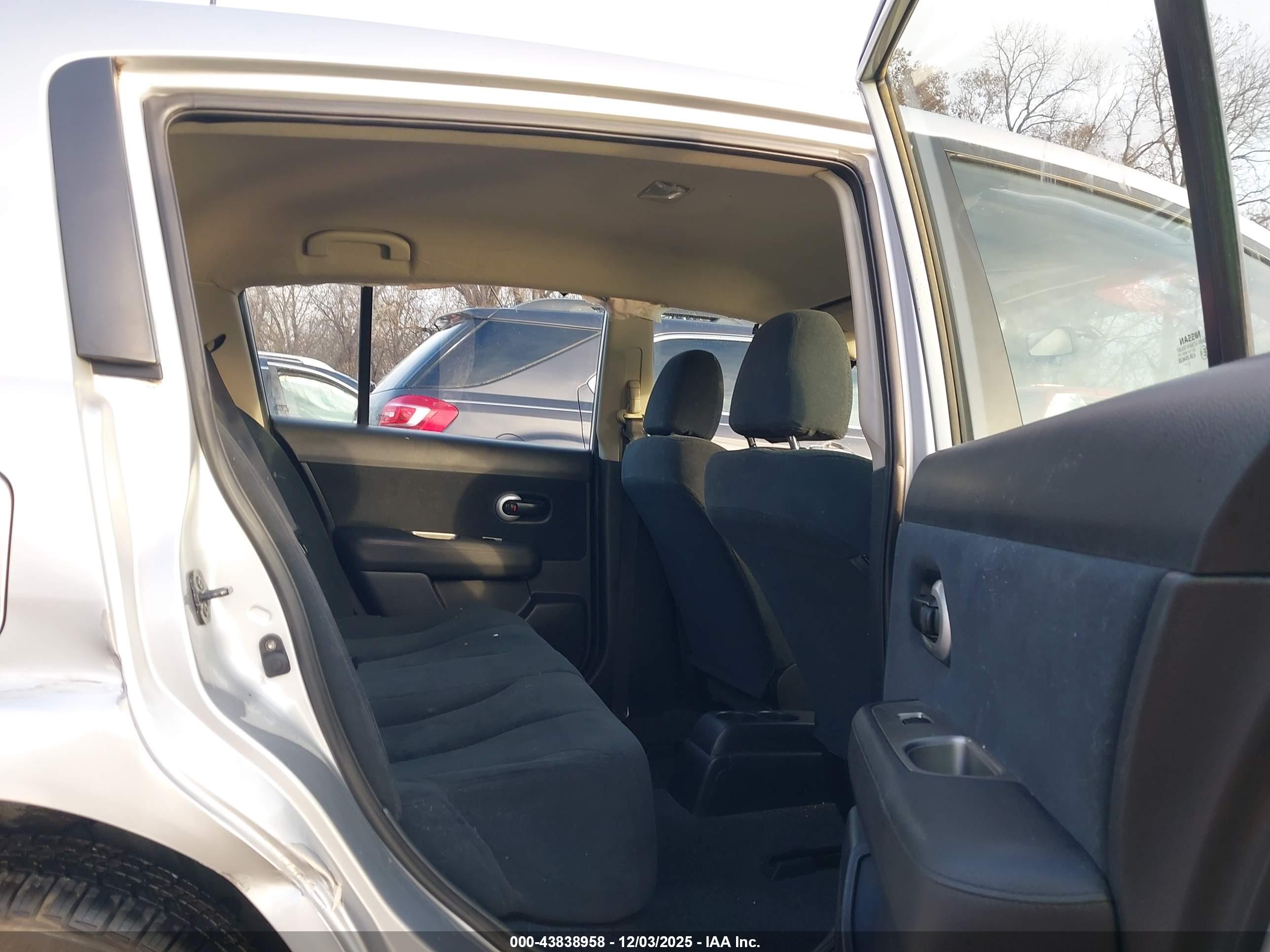 NISSAN VERSA image 8