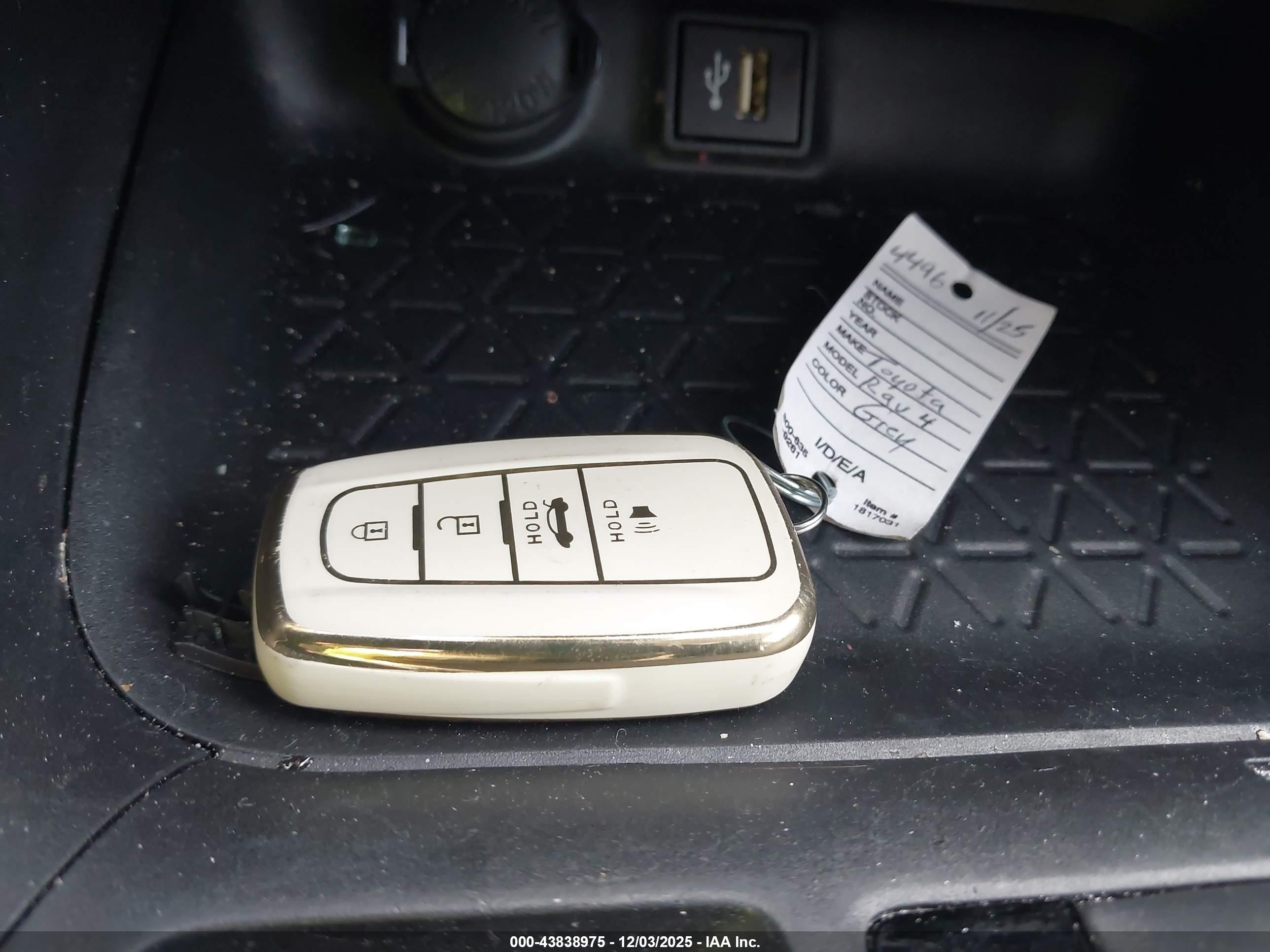 TOYOTA RAV4 image 11