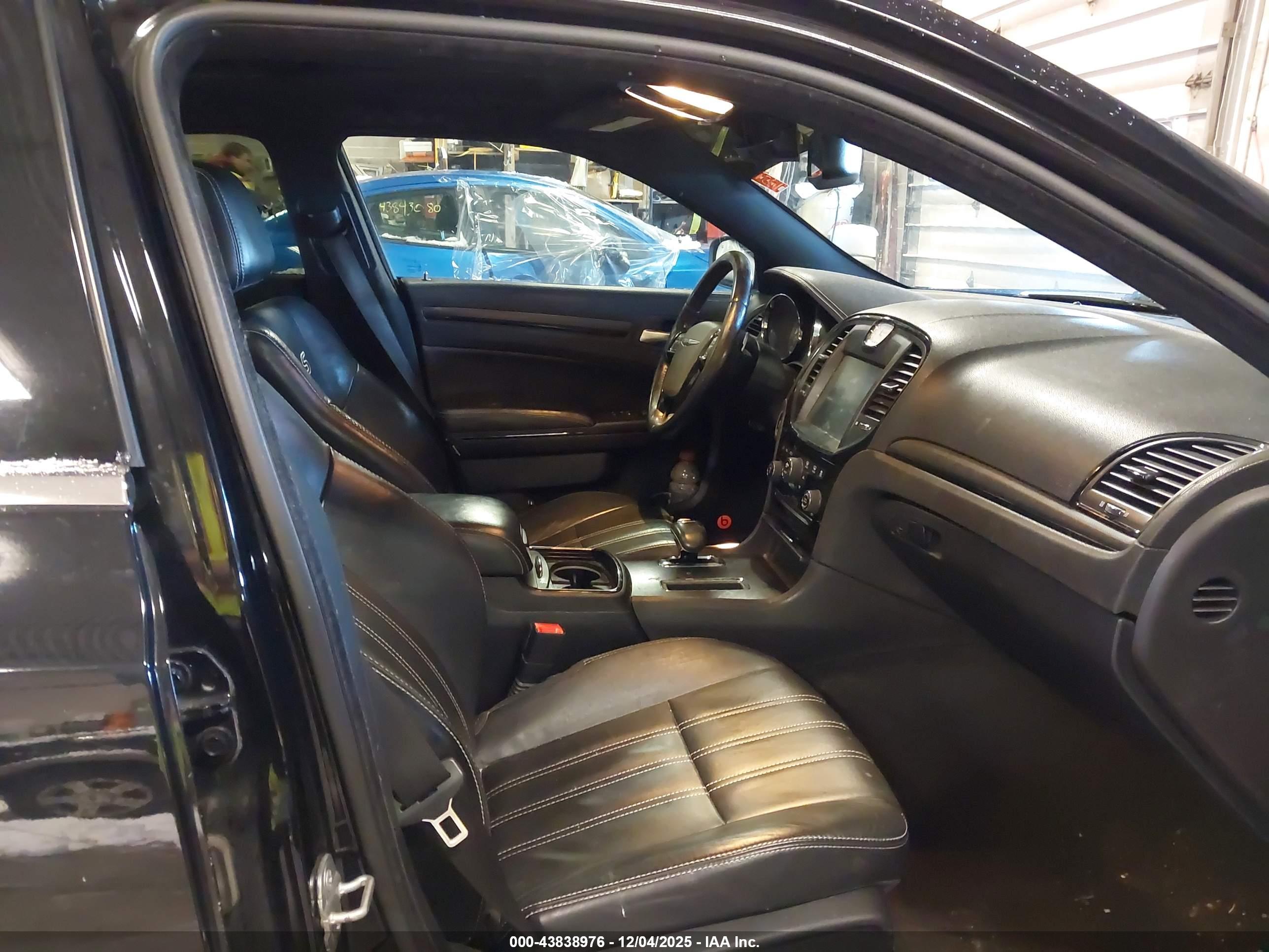 CHRYSLER 300 image 5