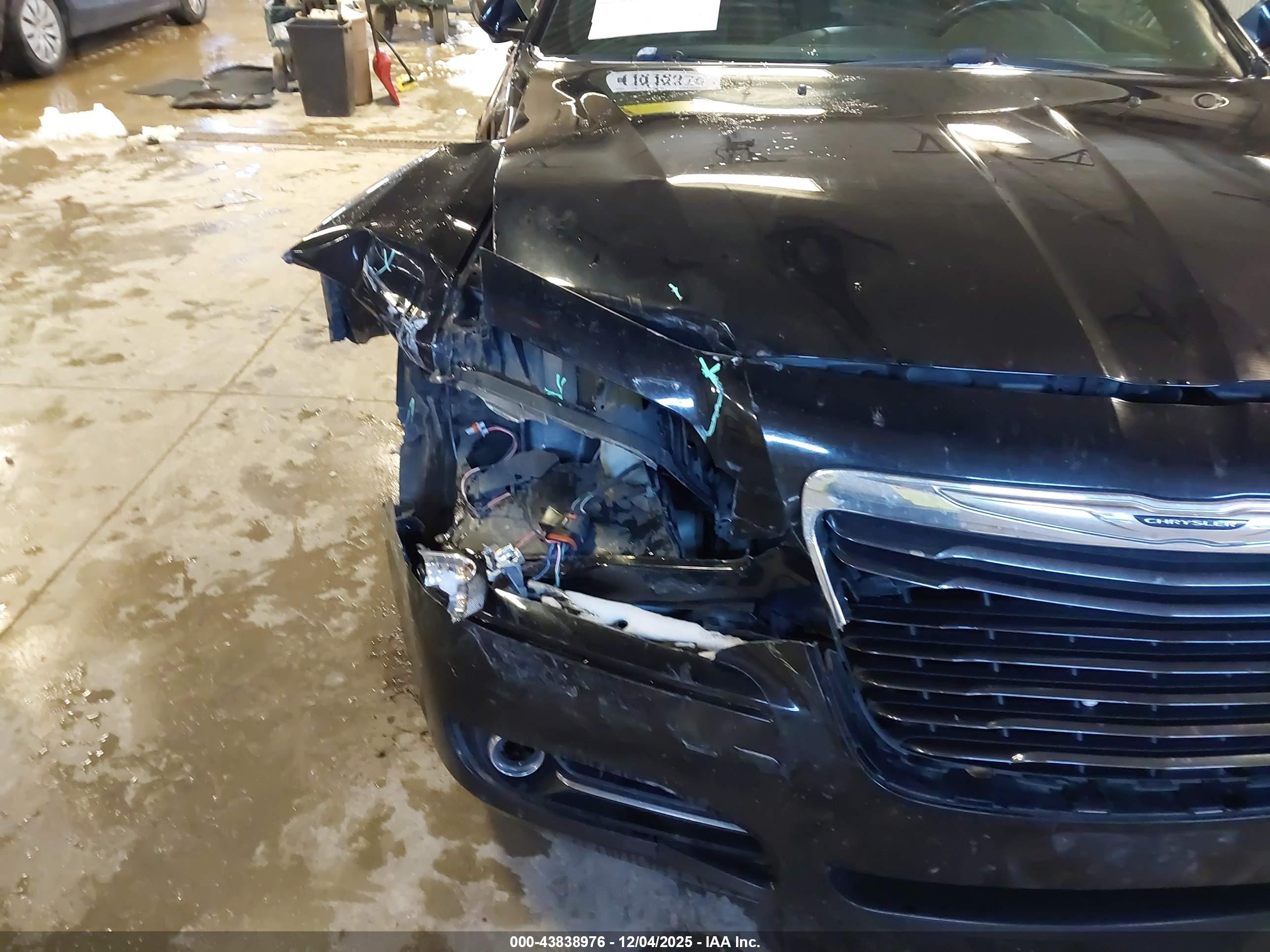 CHRYSLER 300 image 6