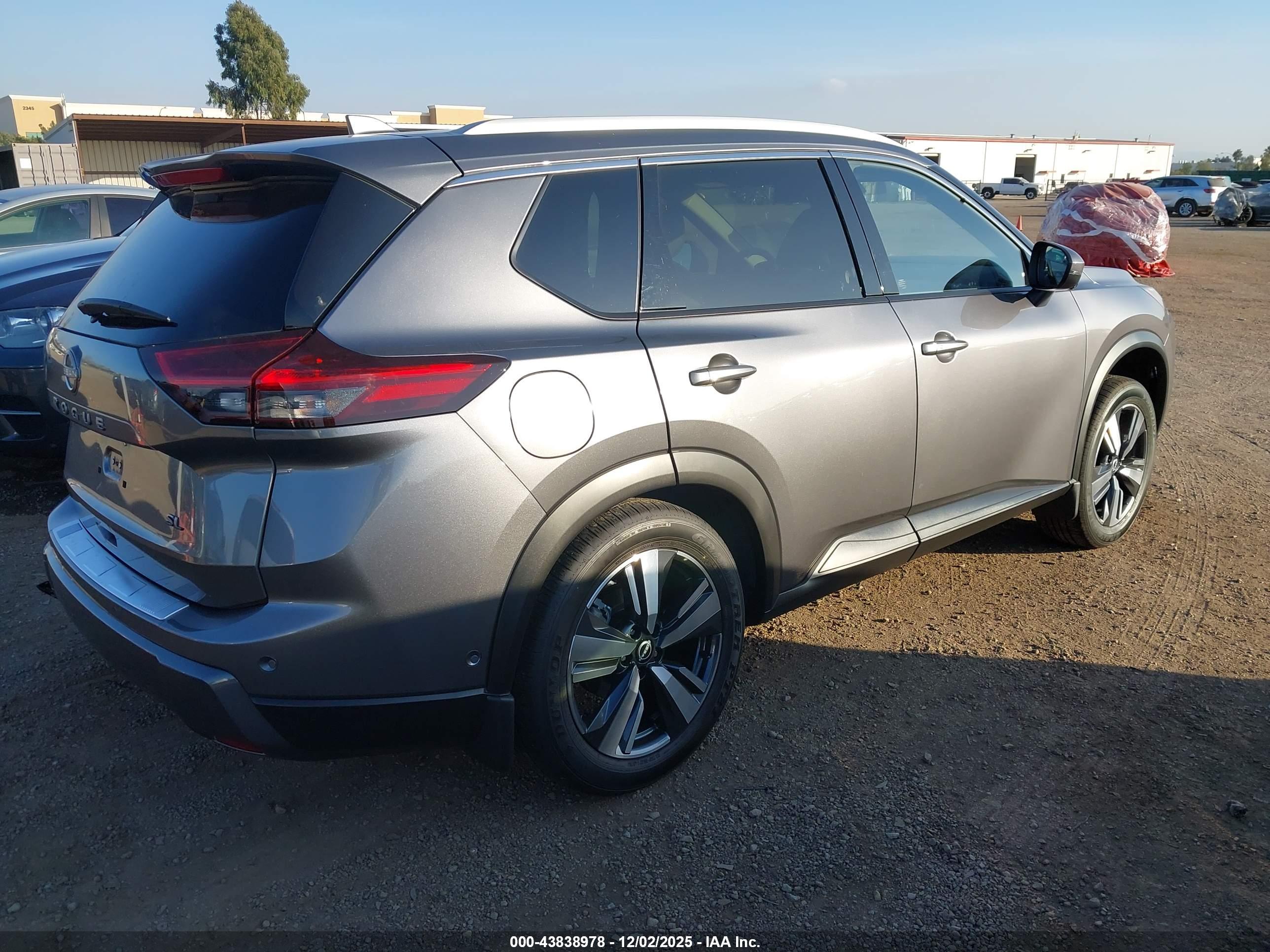 NISSAN ROGUE image 4