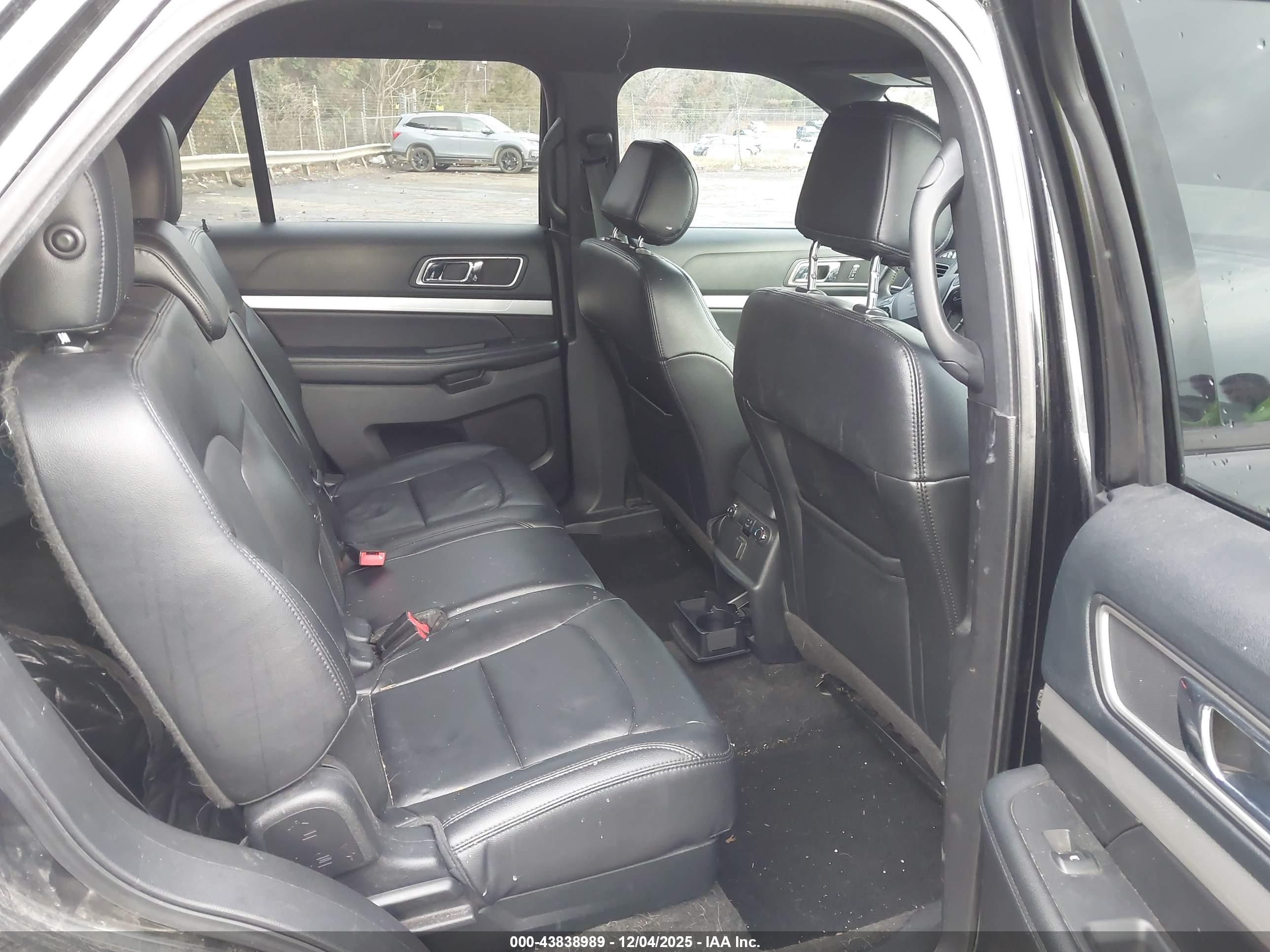 FORD EXPLORER image 8