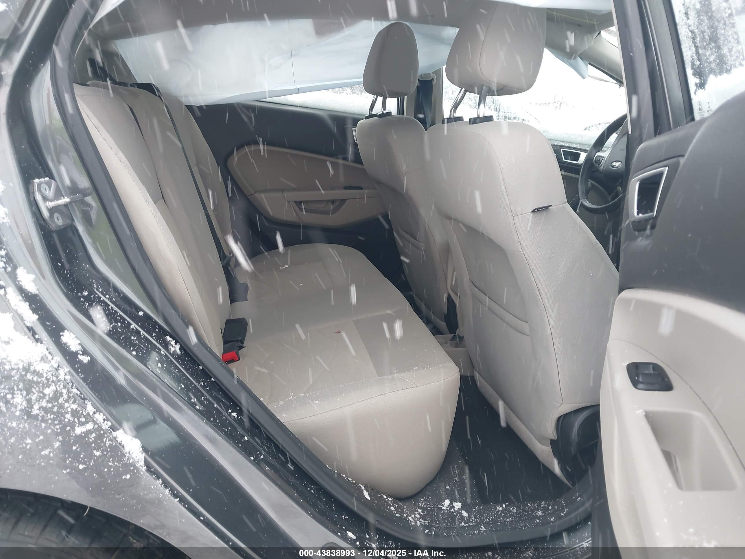FORD FIESTA image 8