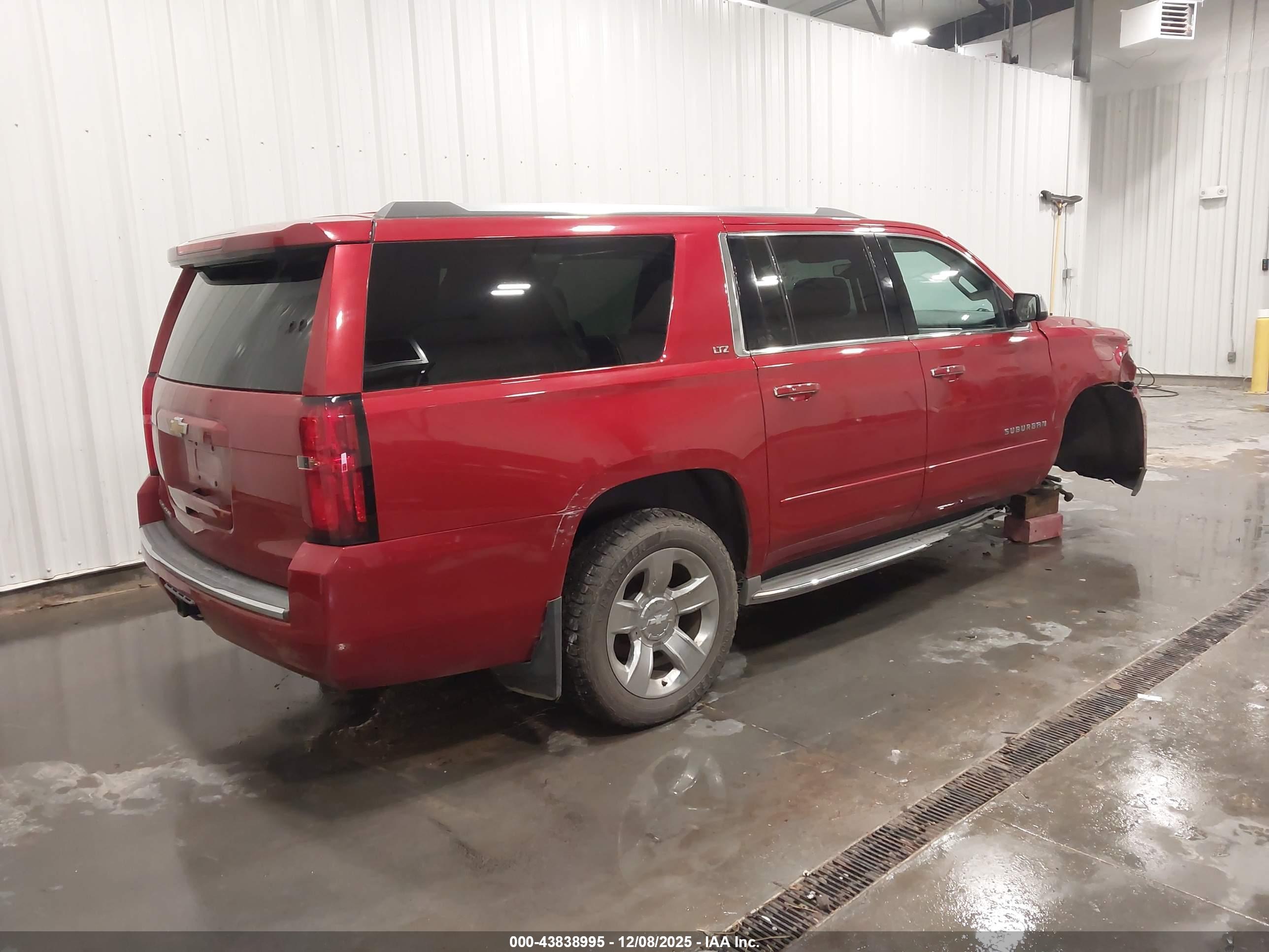 CHEVROLET SUBURBAN image 4
