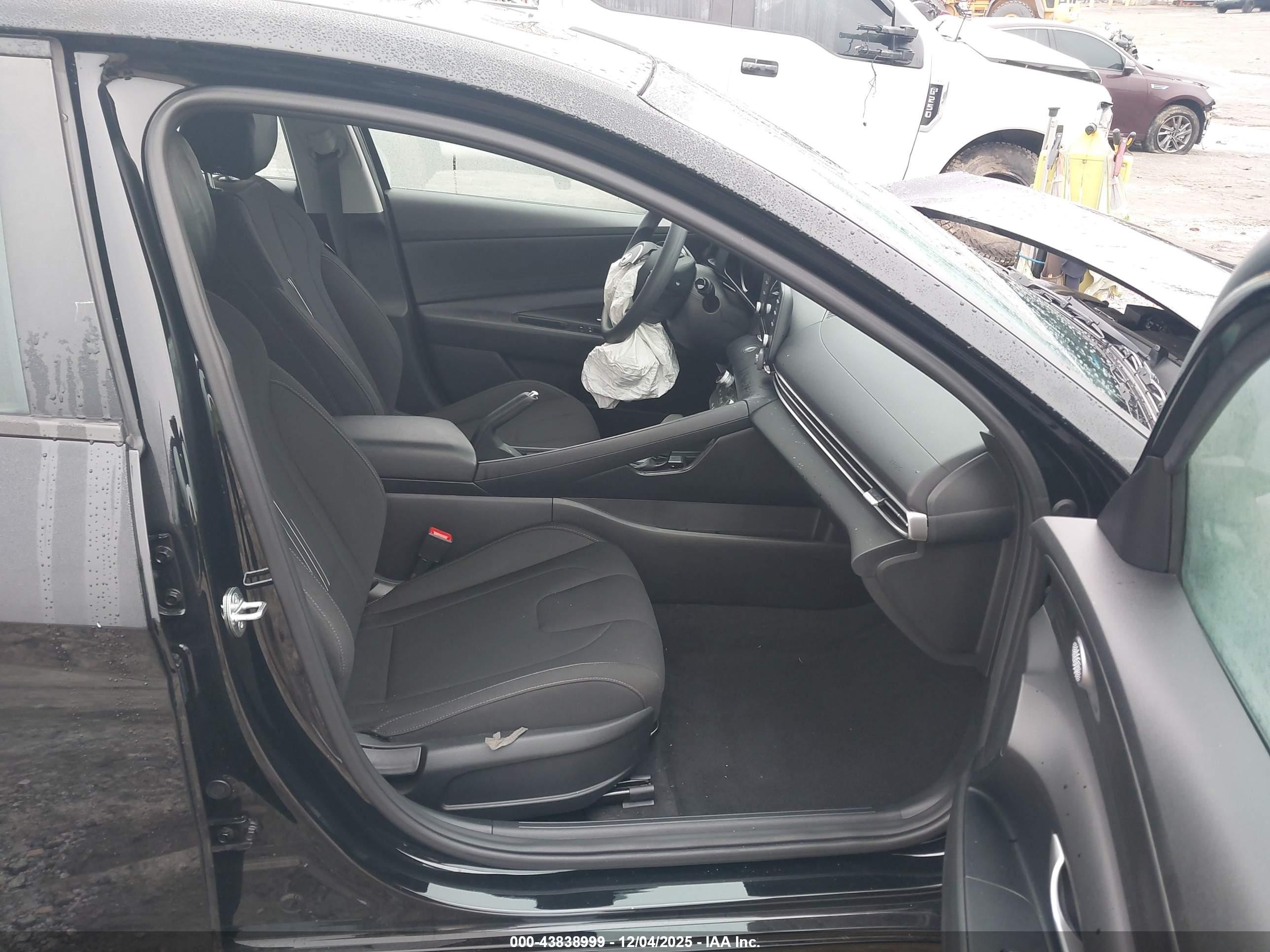 HYUNDAI ELANTRA image 5