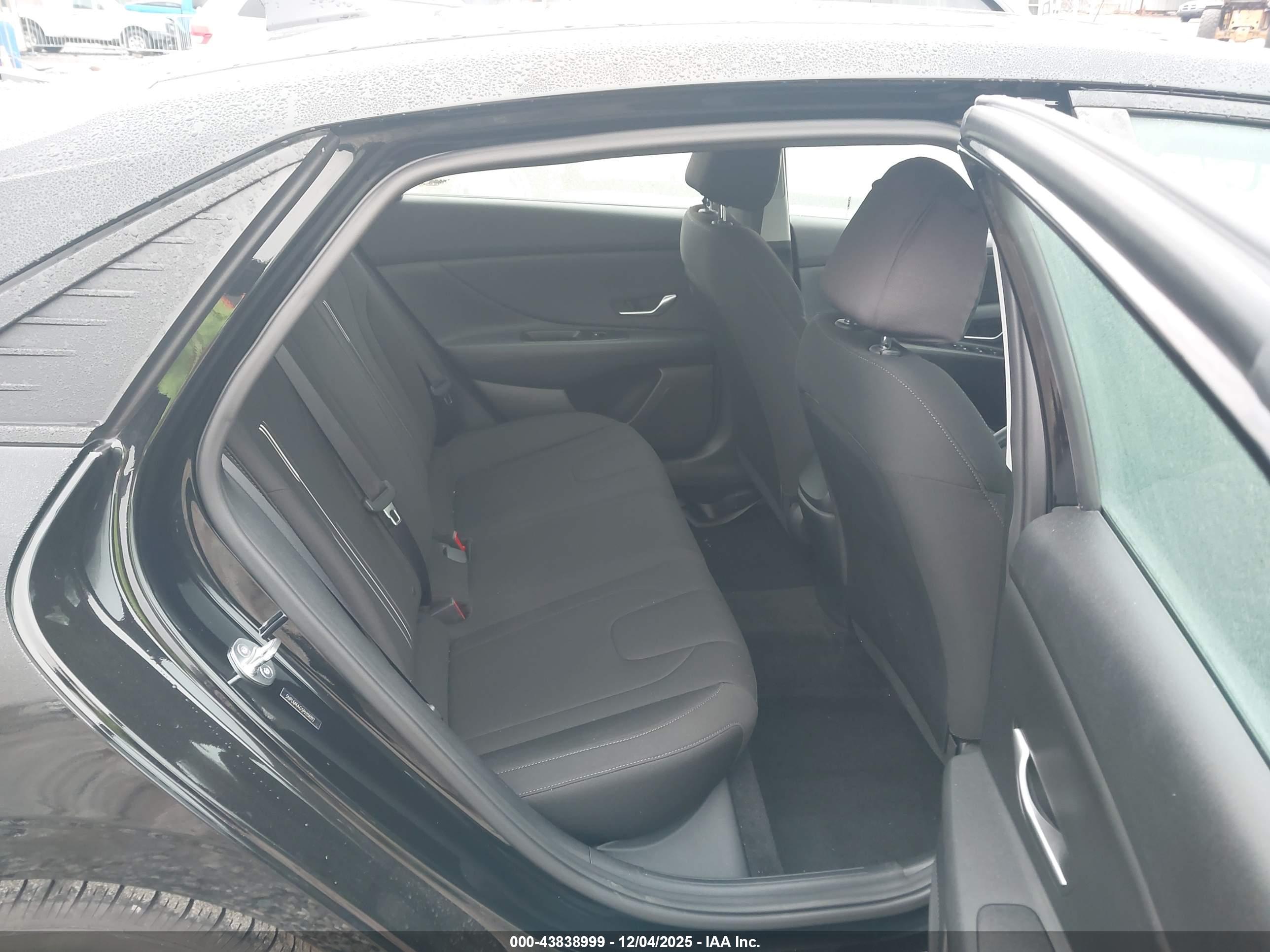 HYUNDAI ELANTRA image 8