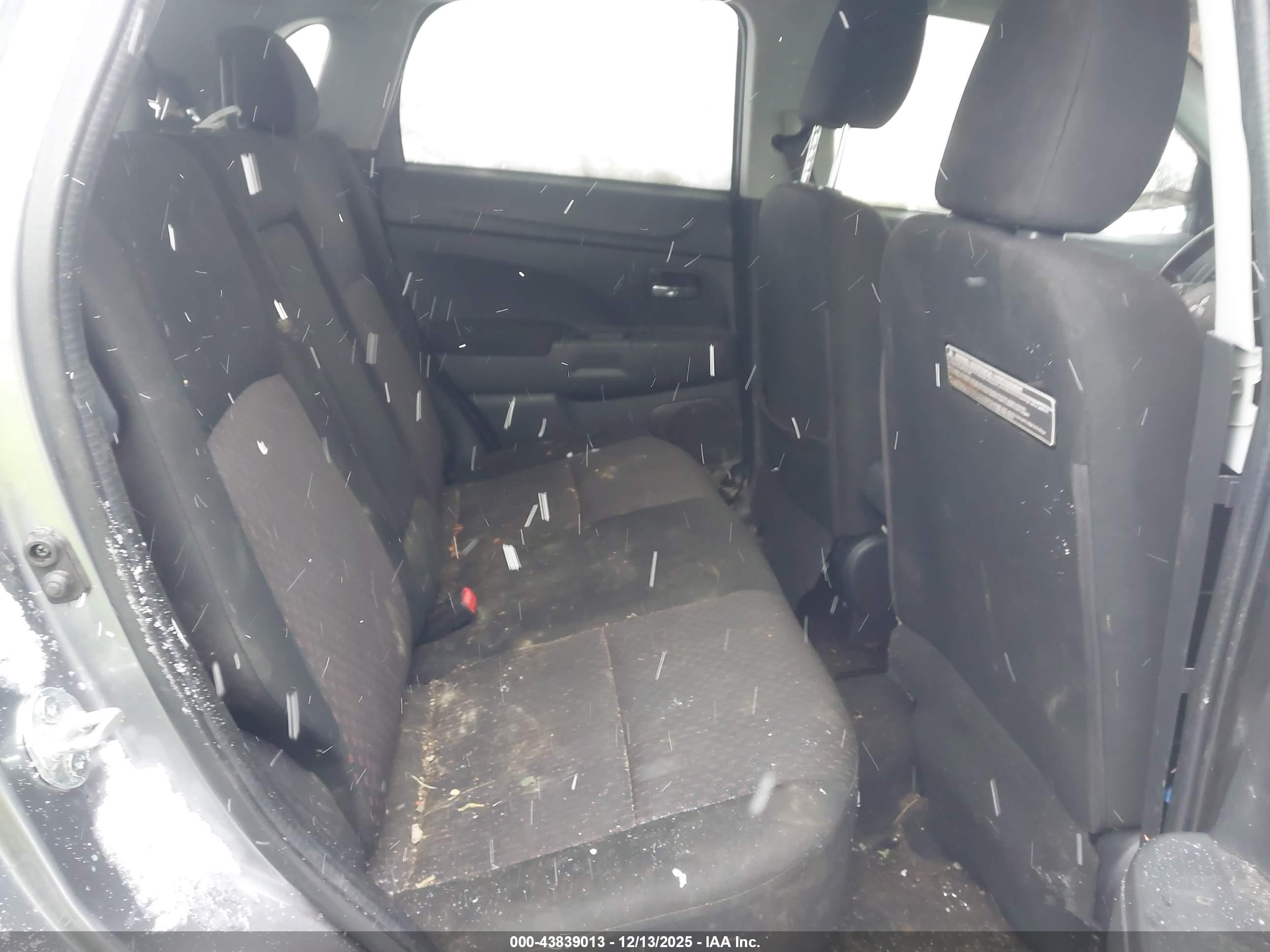 MITSUBISHI OUTLANDER image 8