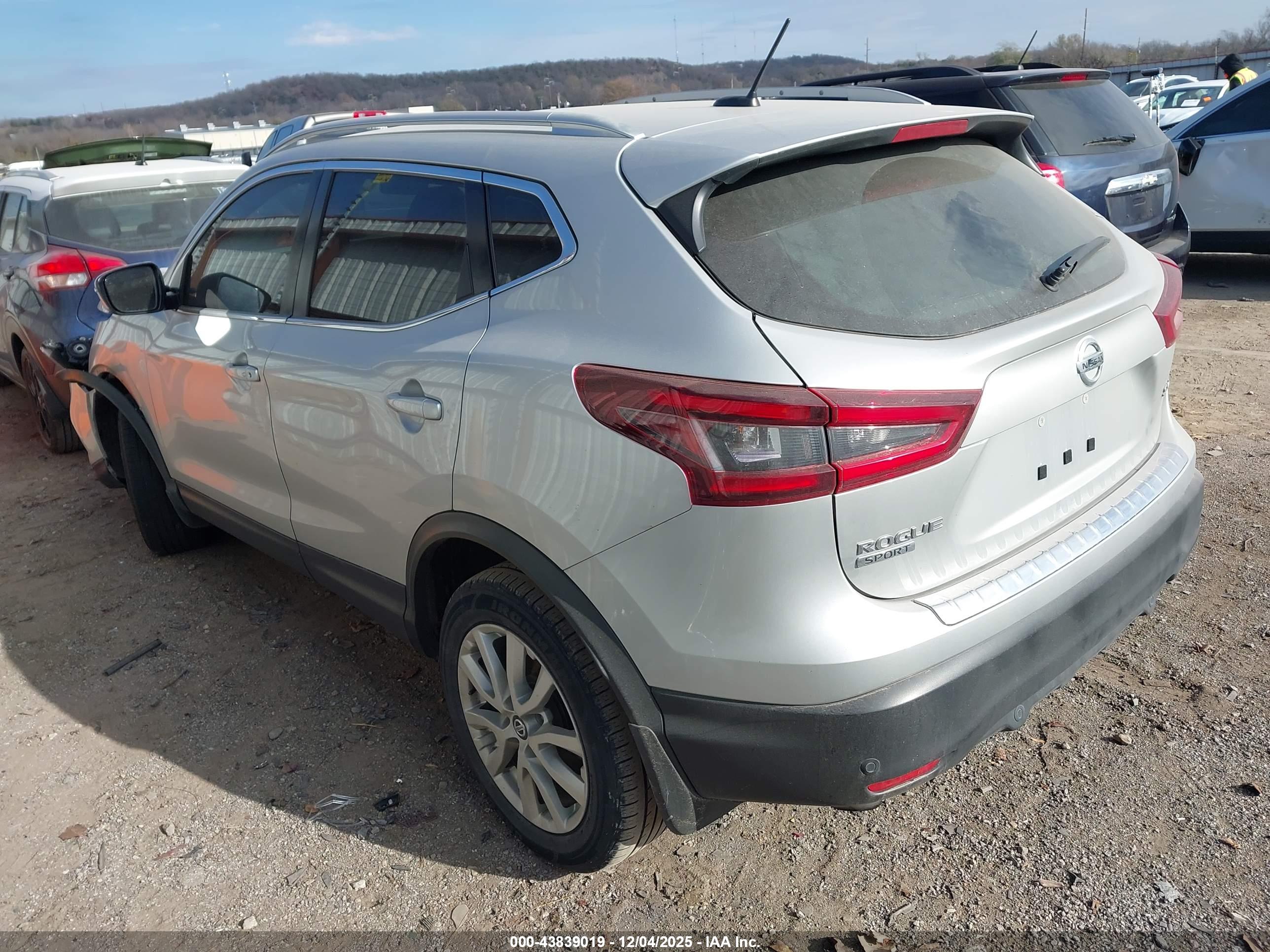 NISSAN ROGUE image 3