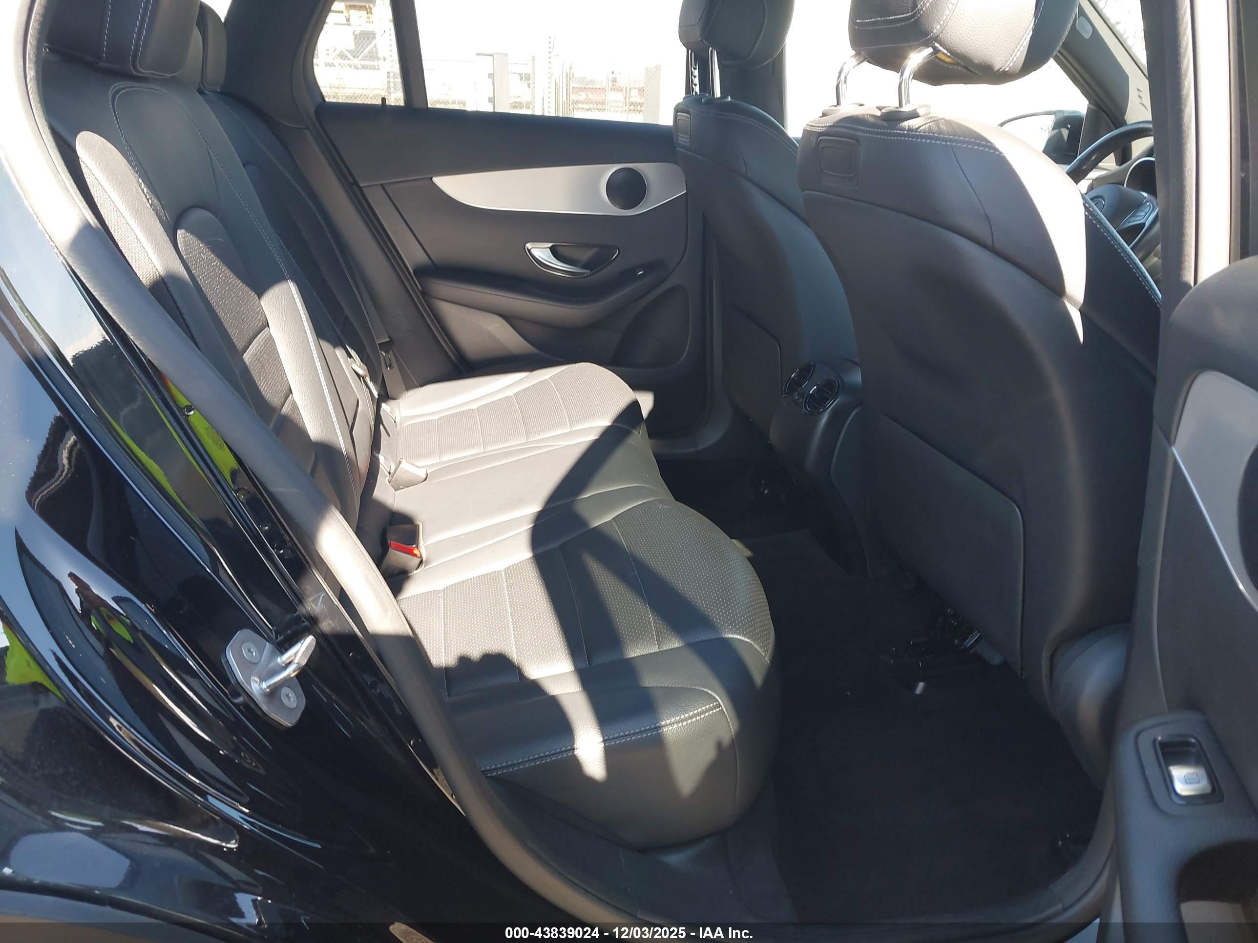 MERCEDES-BENZ GLC image 8
