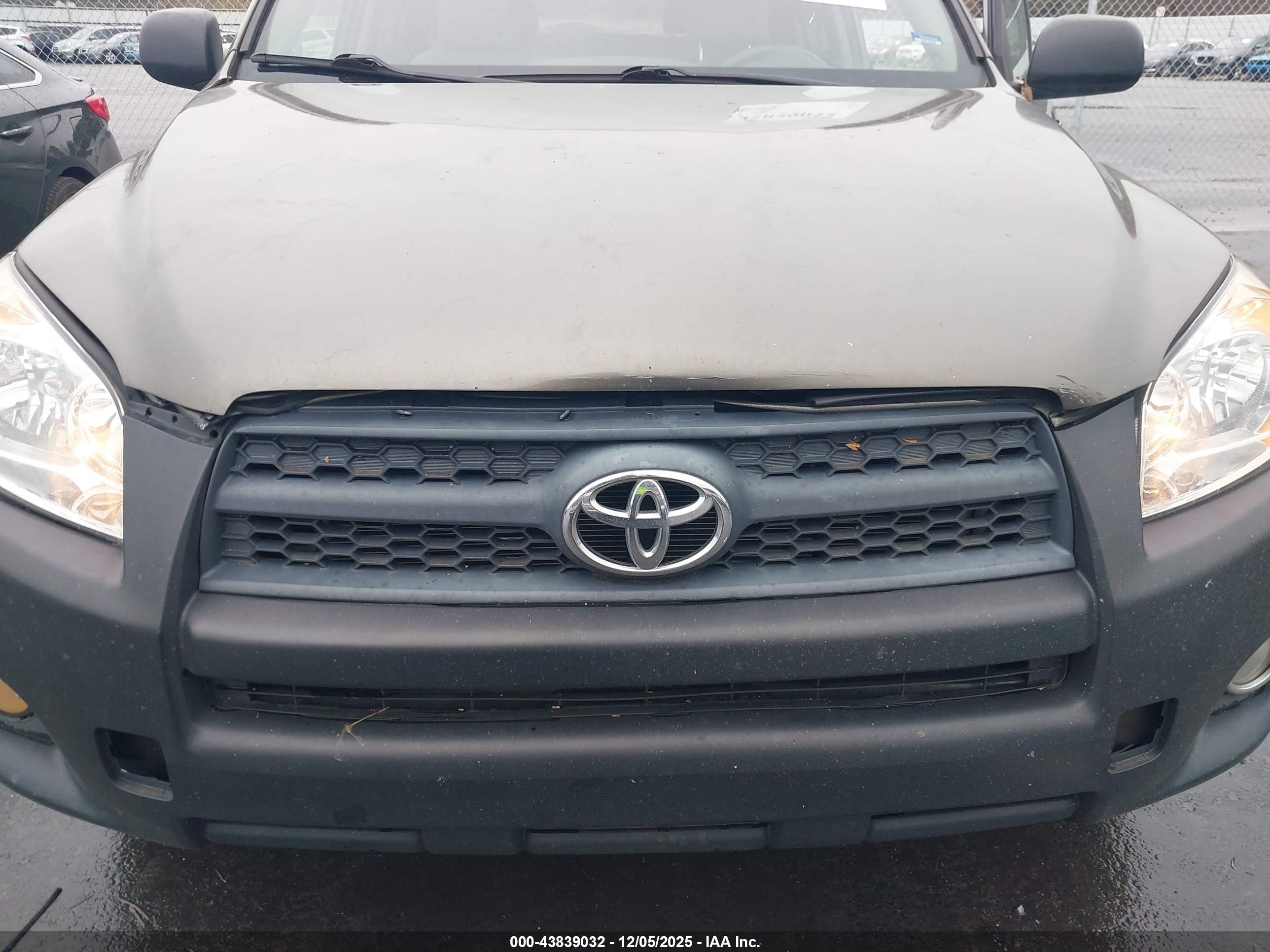 TOYOTA RAV4 image 10