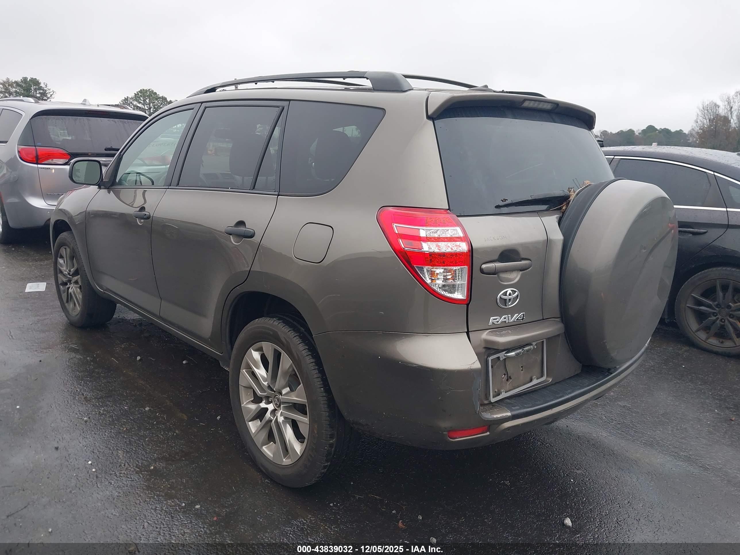 TOYOTA RAV4 image 3