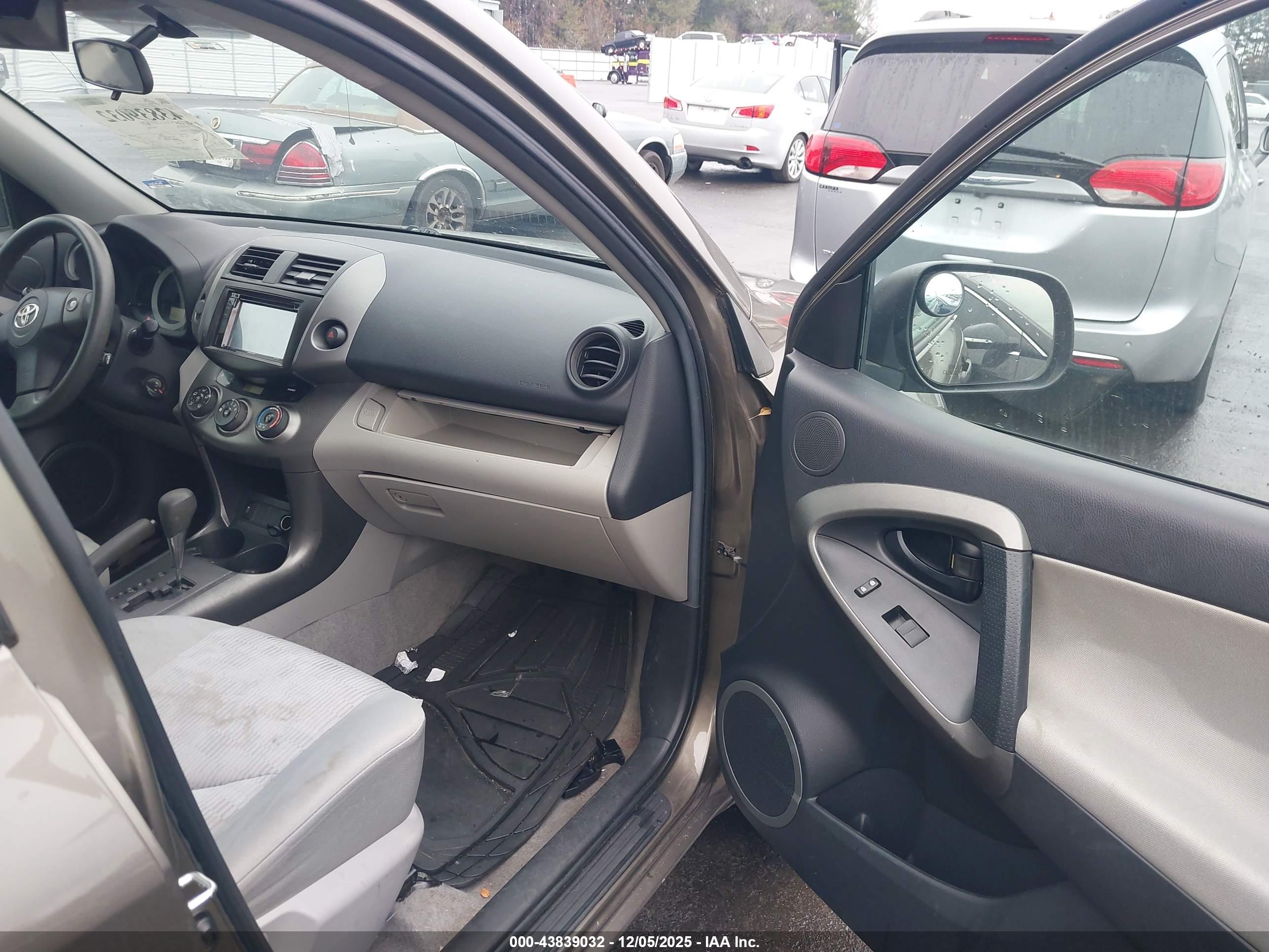 TOYOTA RAV4 image 5