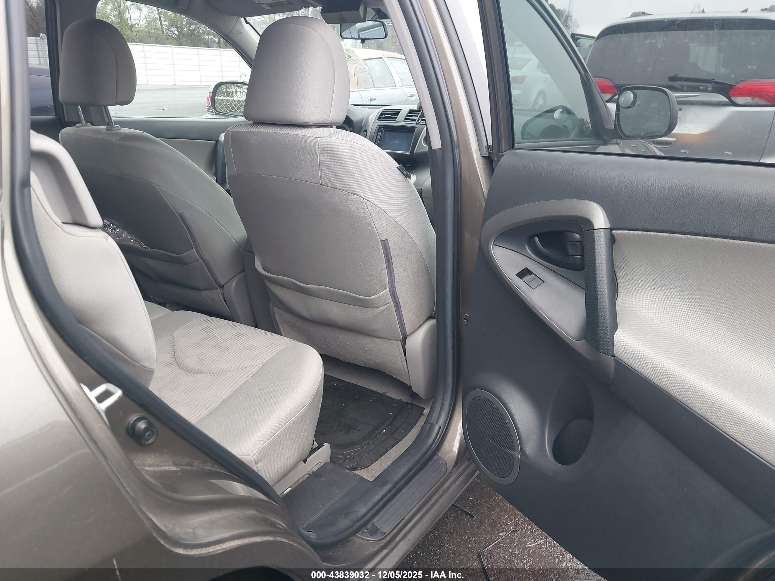 TOYOTA RAV4 image 8