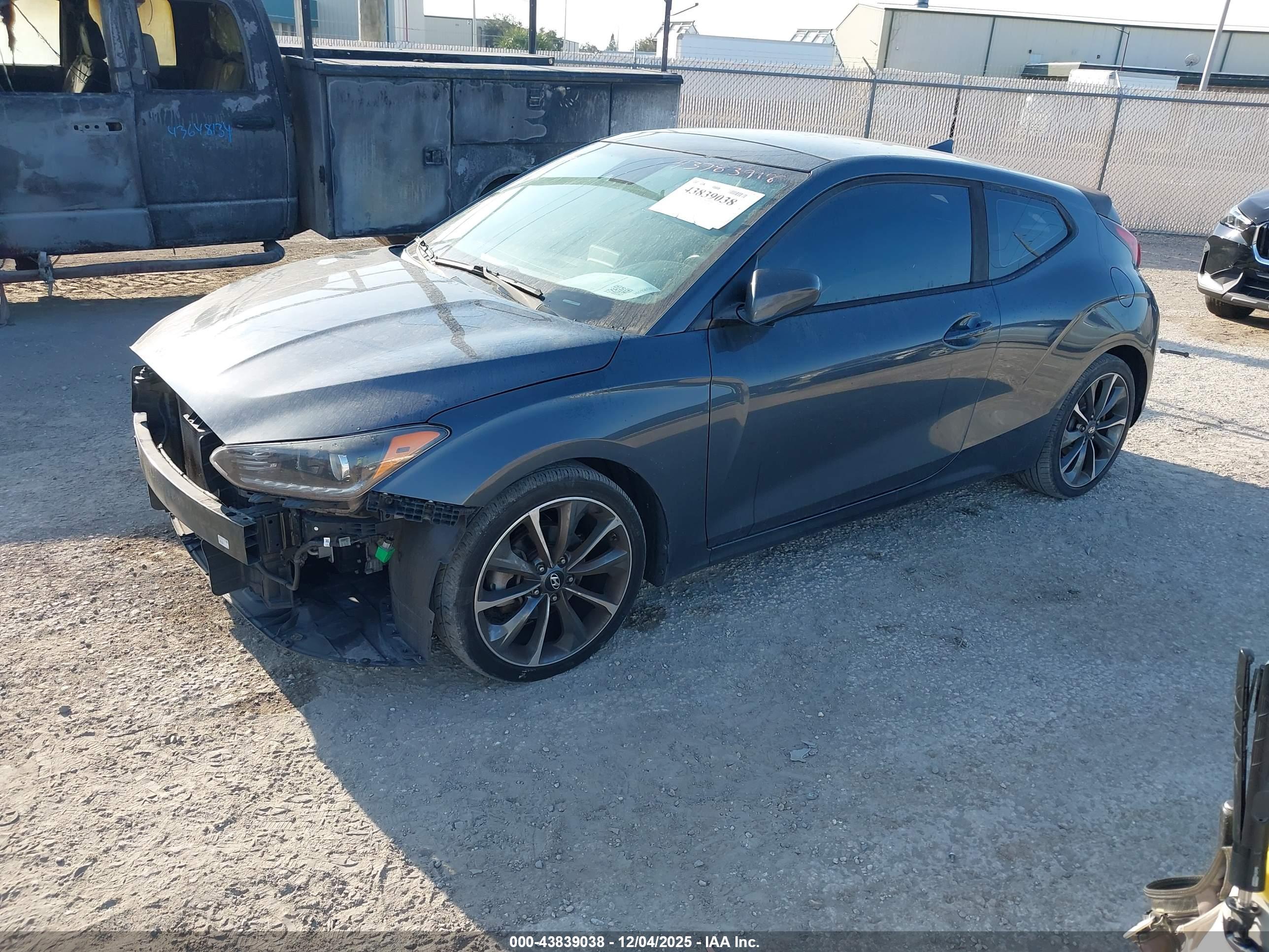 HYUNDAI VELOSTER image 2