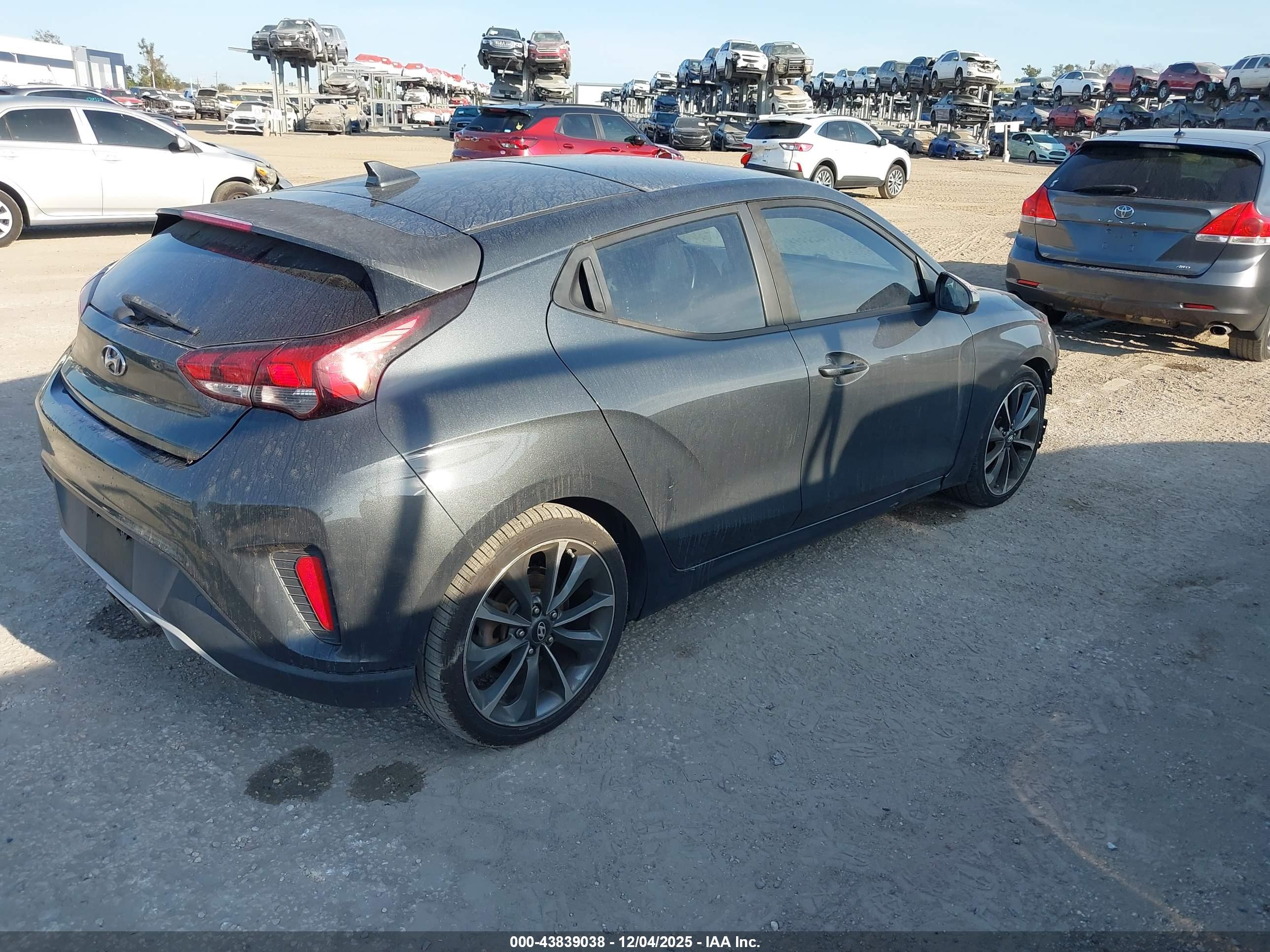 HYUNDAI VELOSTER image 4