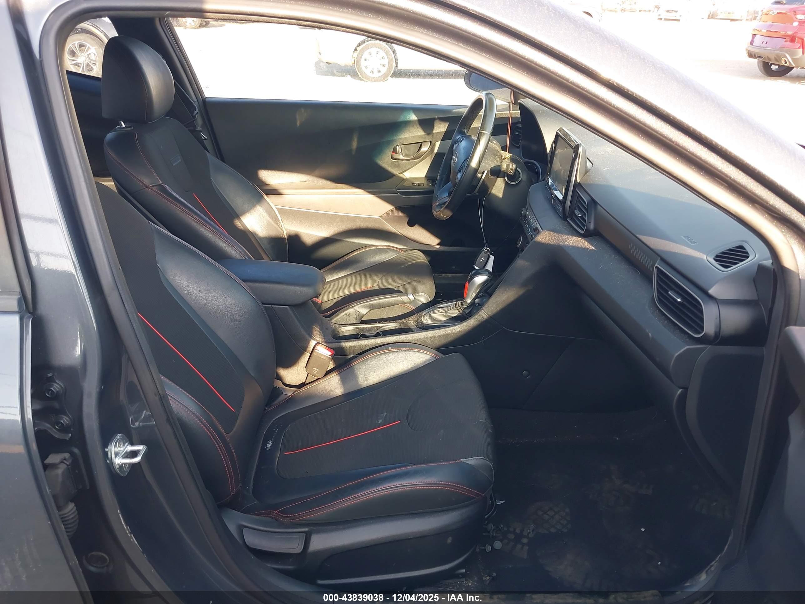 HYUNDAI VELOSTER image 5