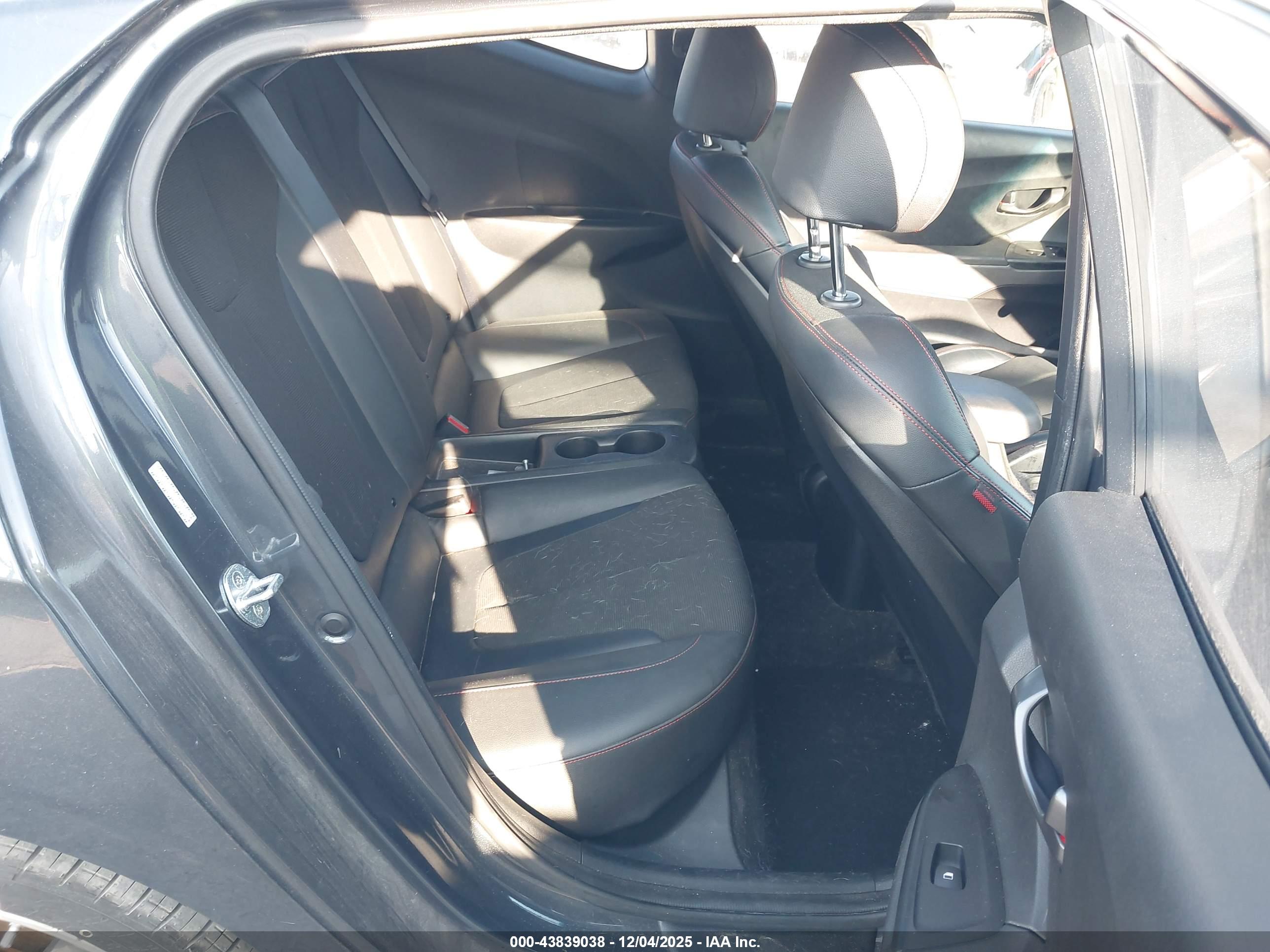HYUNDAI VELOSTER image 8