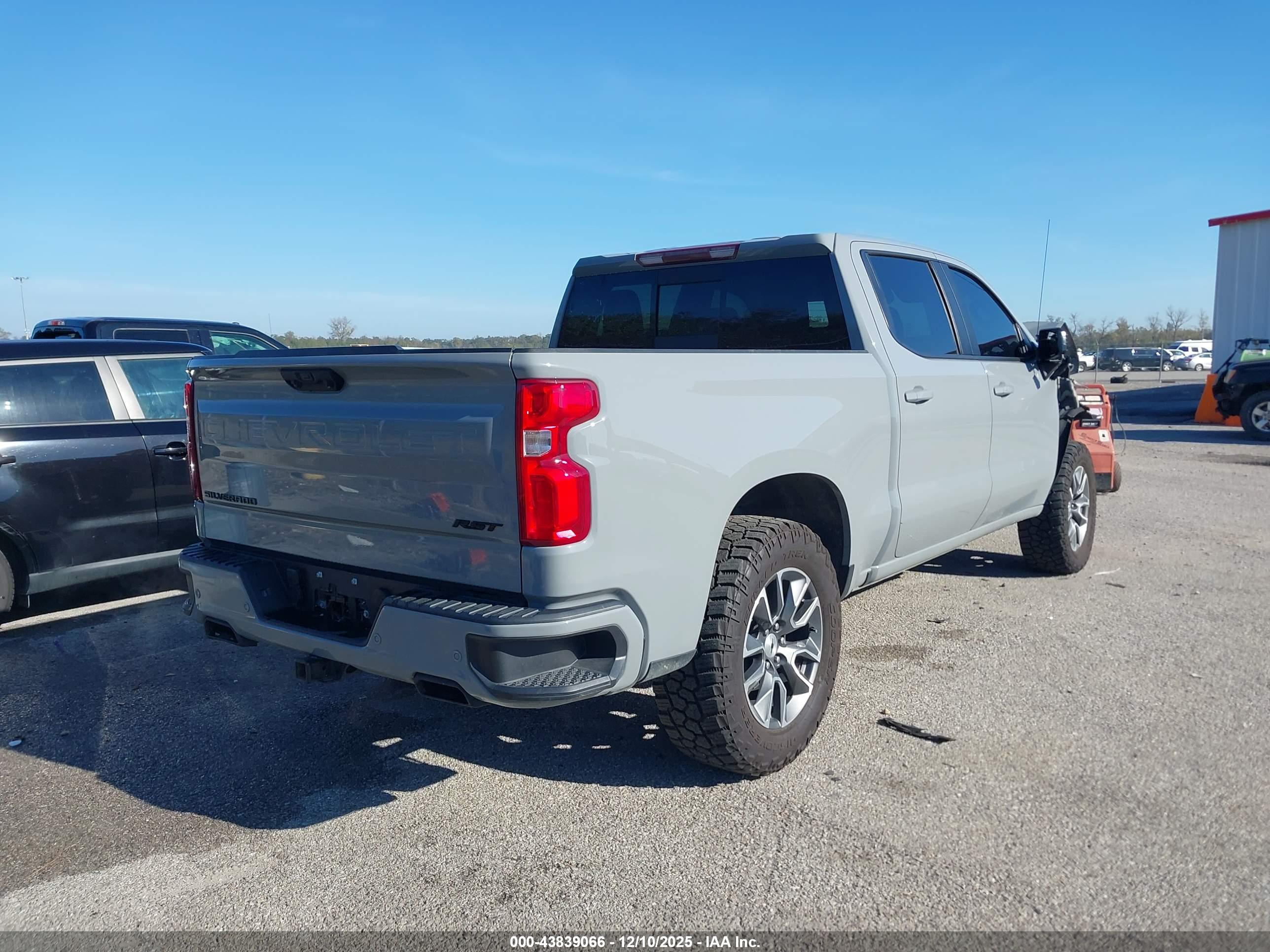 CHEVROLET SILVERADO image 4