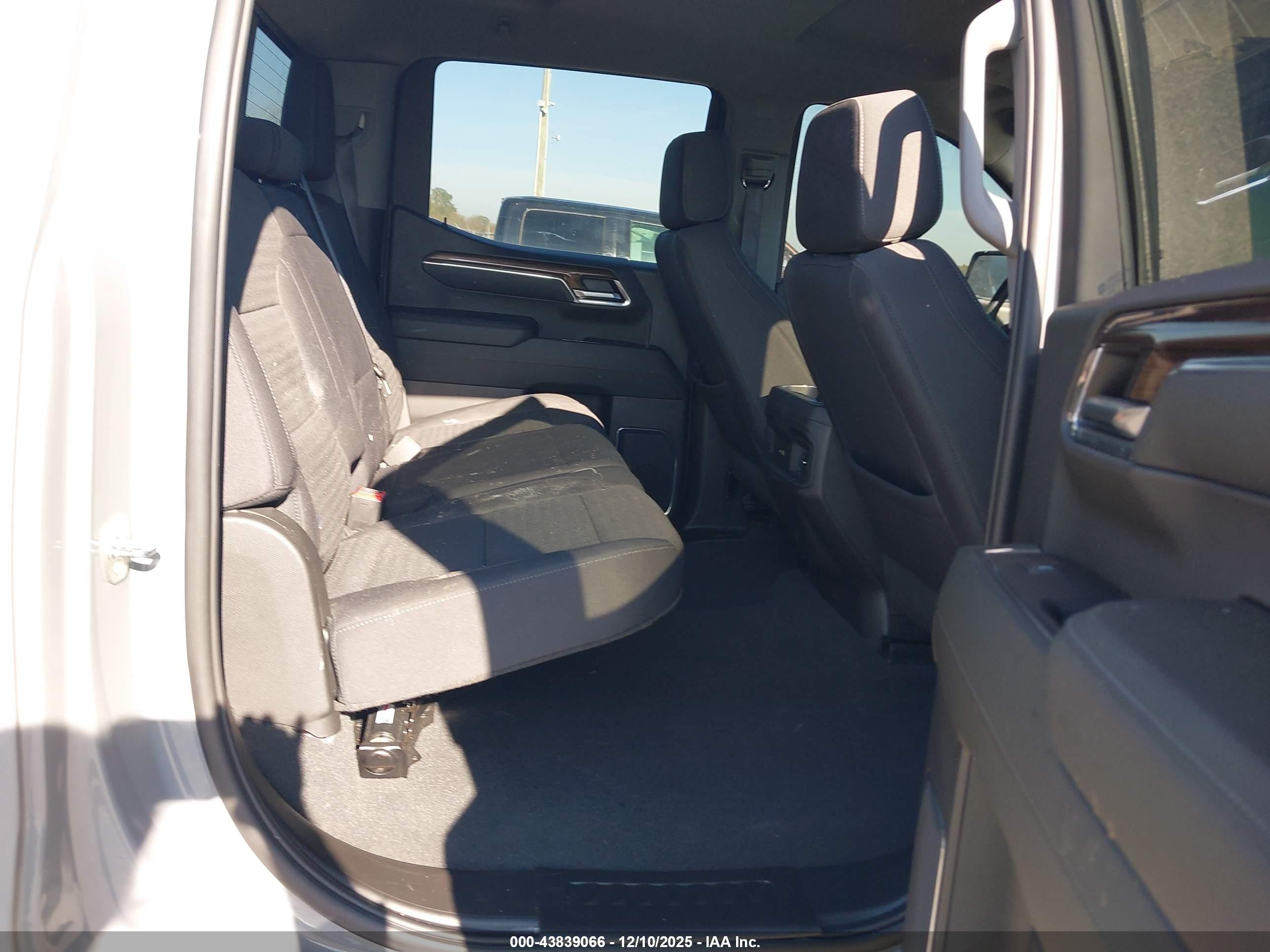 CHEVROLET SILVERADO image 8