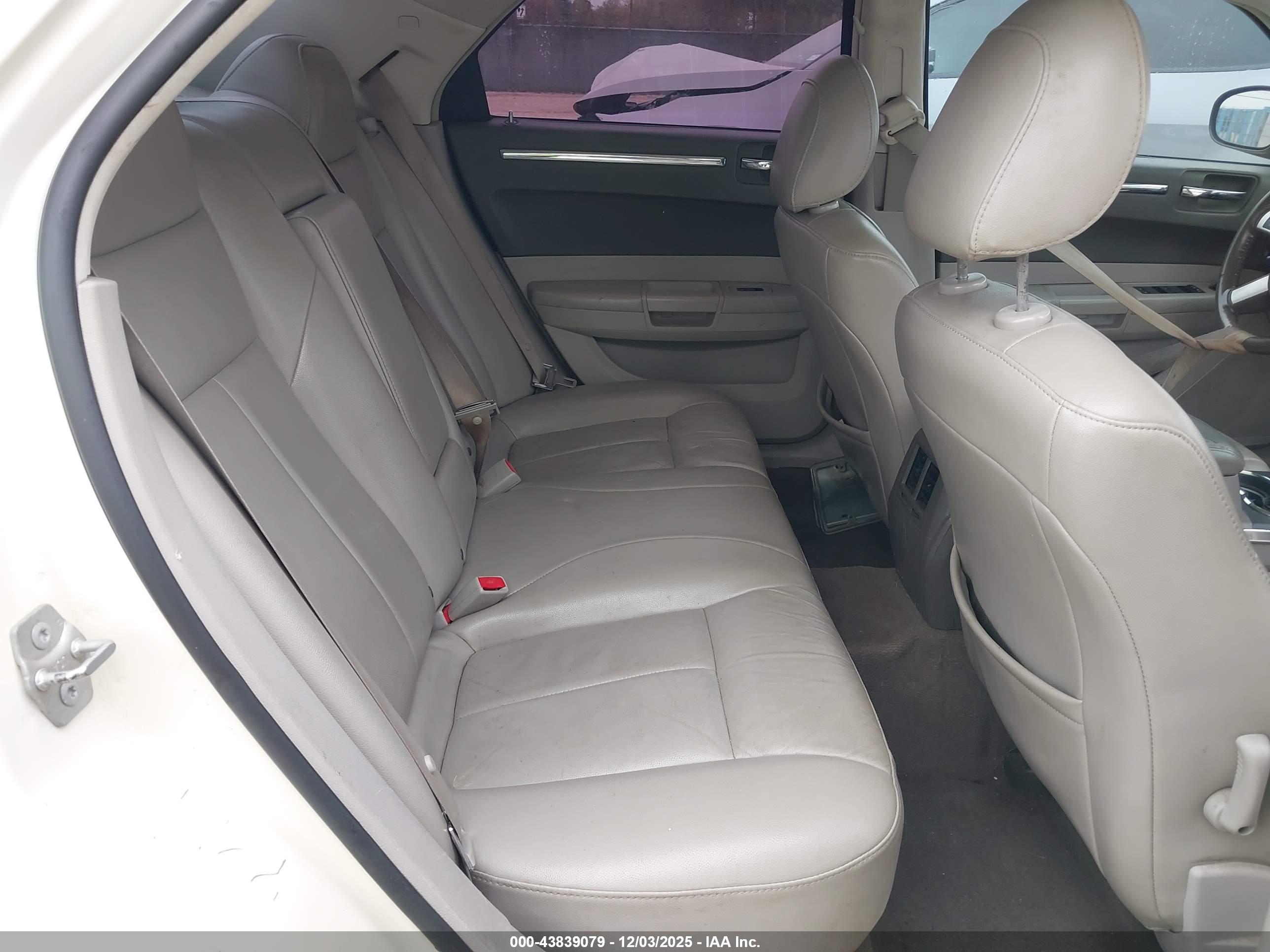 CHRYSLER 300 image 8