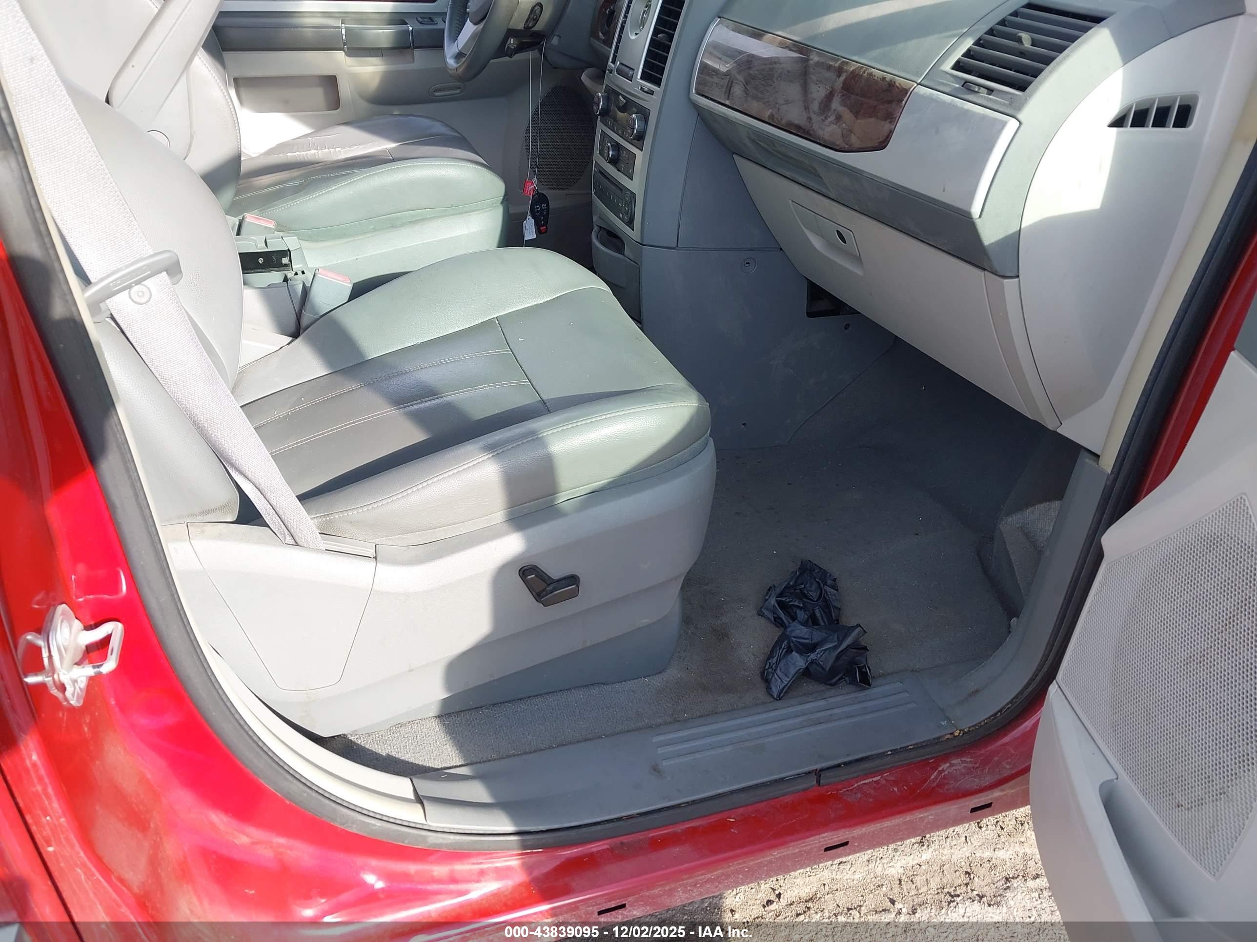 CHRYSLER TOWN image 5