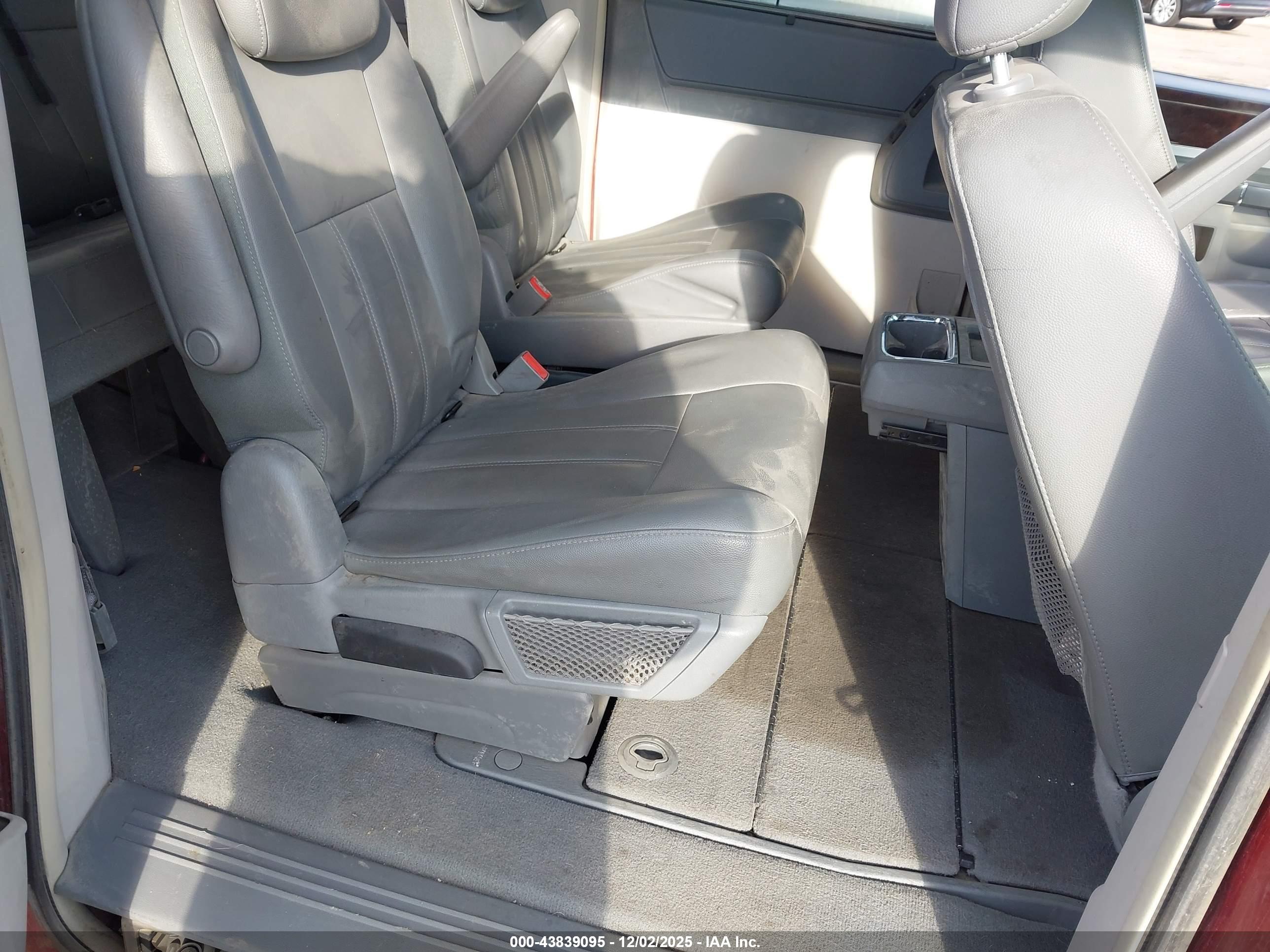 CHRYSLER TOWN image 8
